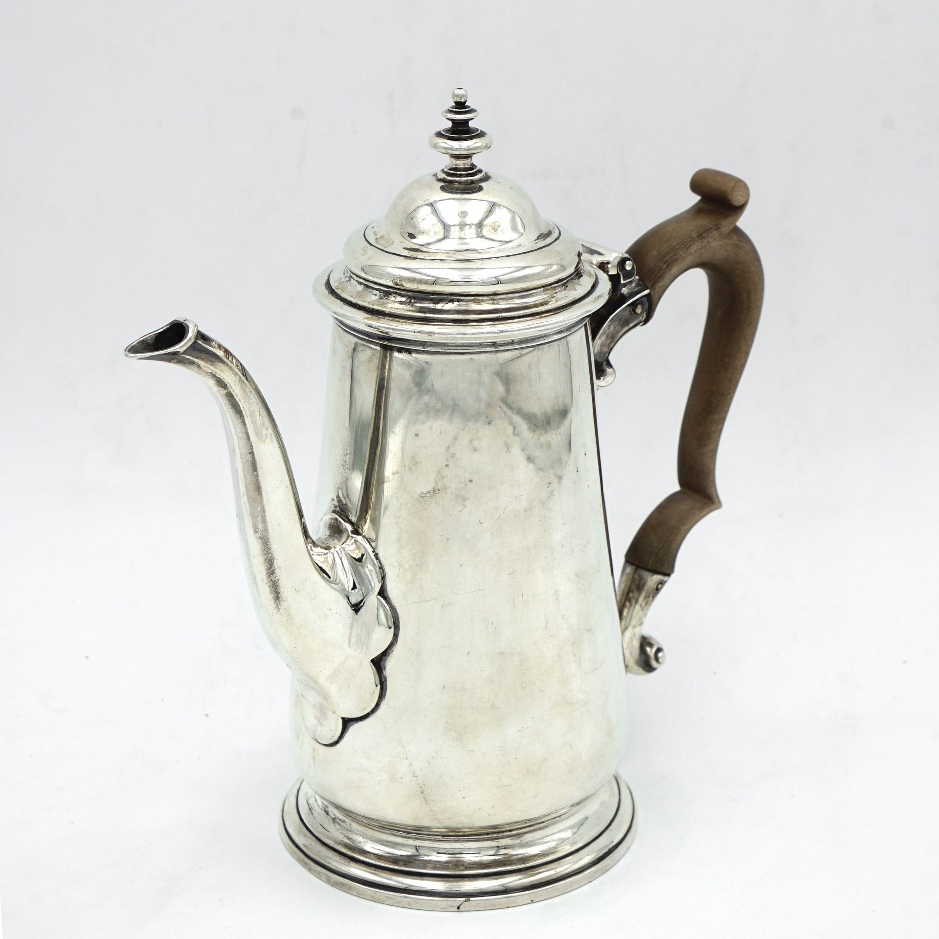 Null 925密耳银平底汤杯，带轻质木柄，伦敦1741年，金匠约翰-雅各布大师。重量599克