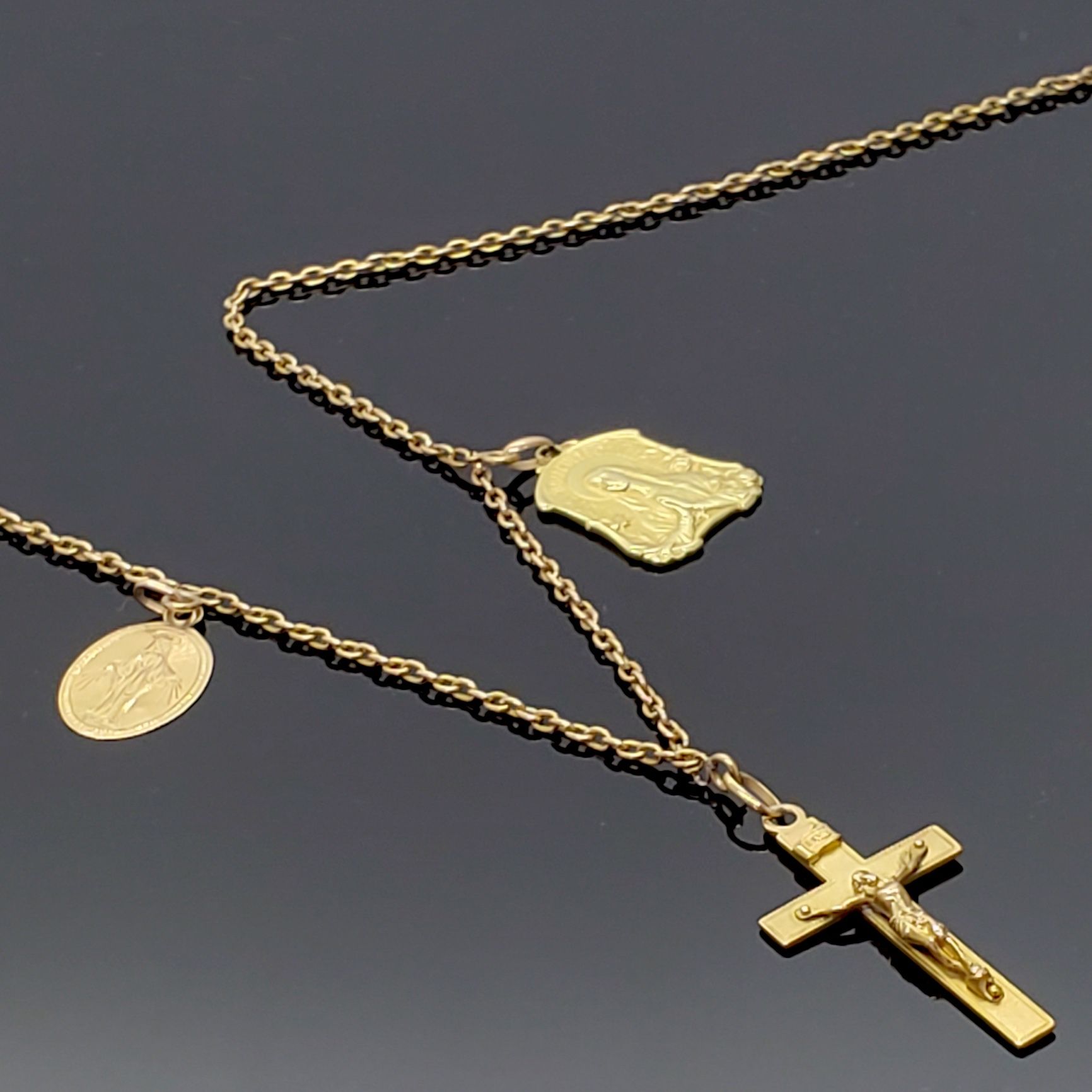 Null 750密耳粉红金链，上面有两枚奖章和一个背面刻有十字架的吊坠。重量17.9克 长55.5厘米