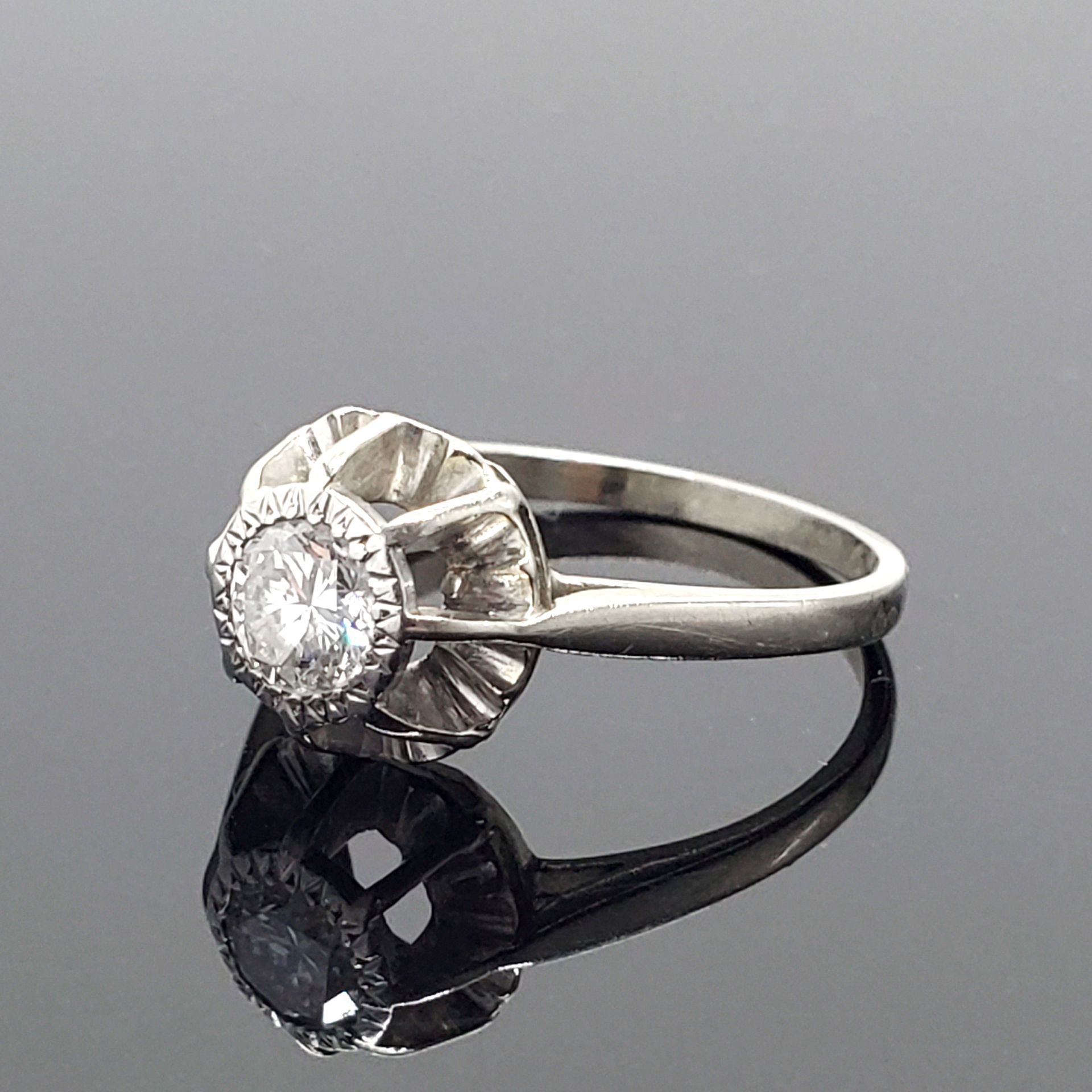 Null 750密耳白金戒指，镶有单颗老式切割钻石。毛重3.9克。钻石大小约0.75克拉。TDD 58