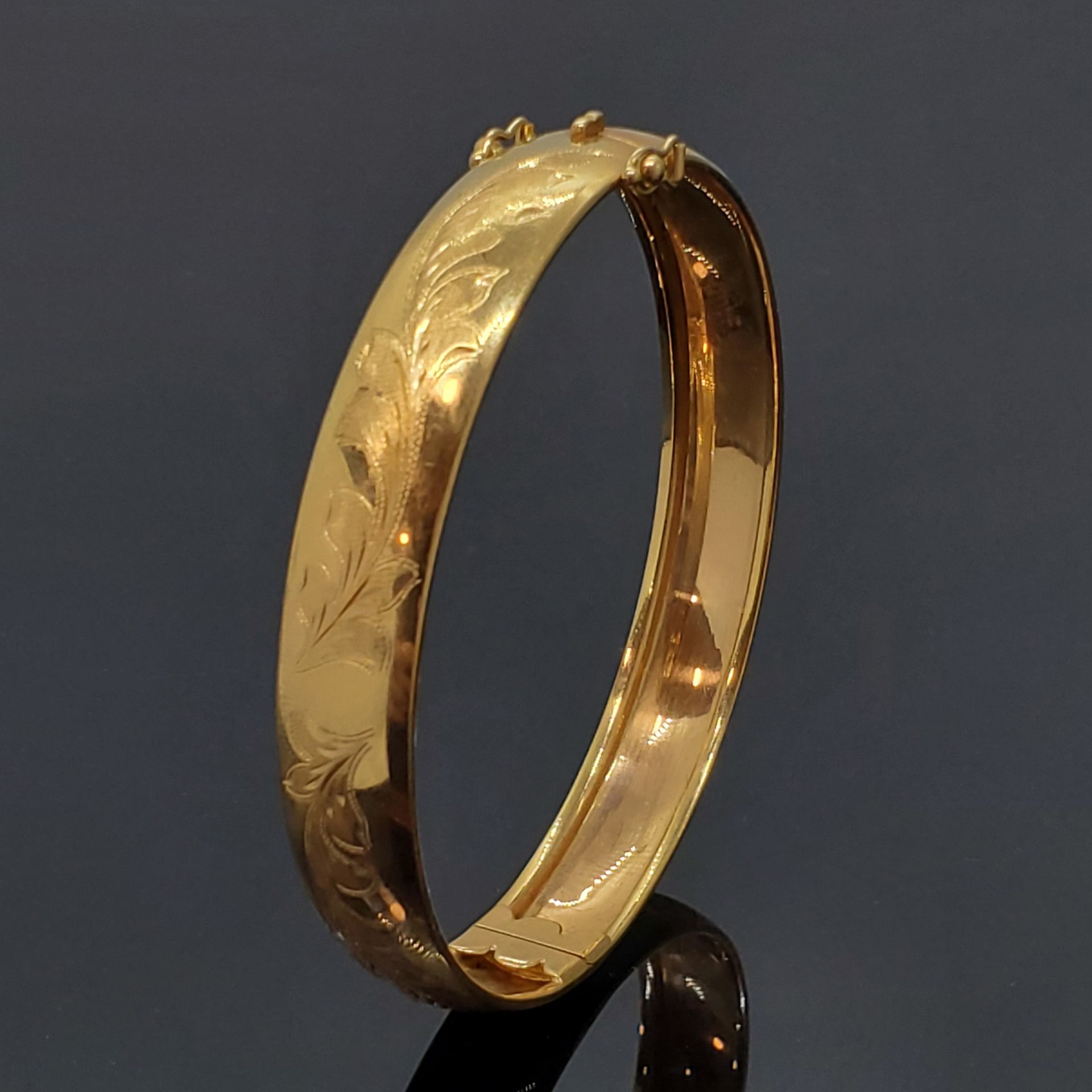 Null BRACELET in yellow gold 750 mils, engraved with foliage. Weight 16,8 g Diam&hellip;