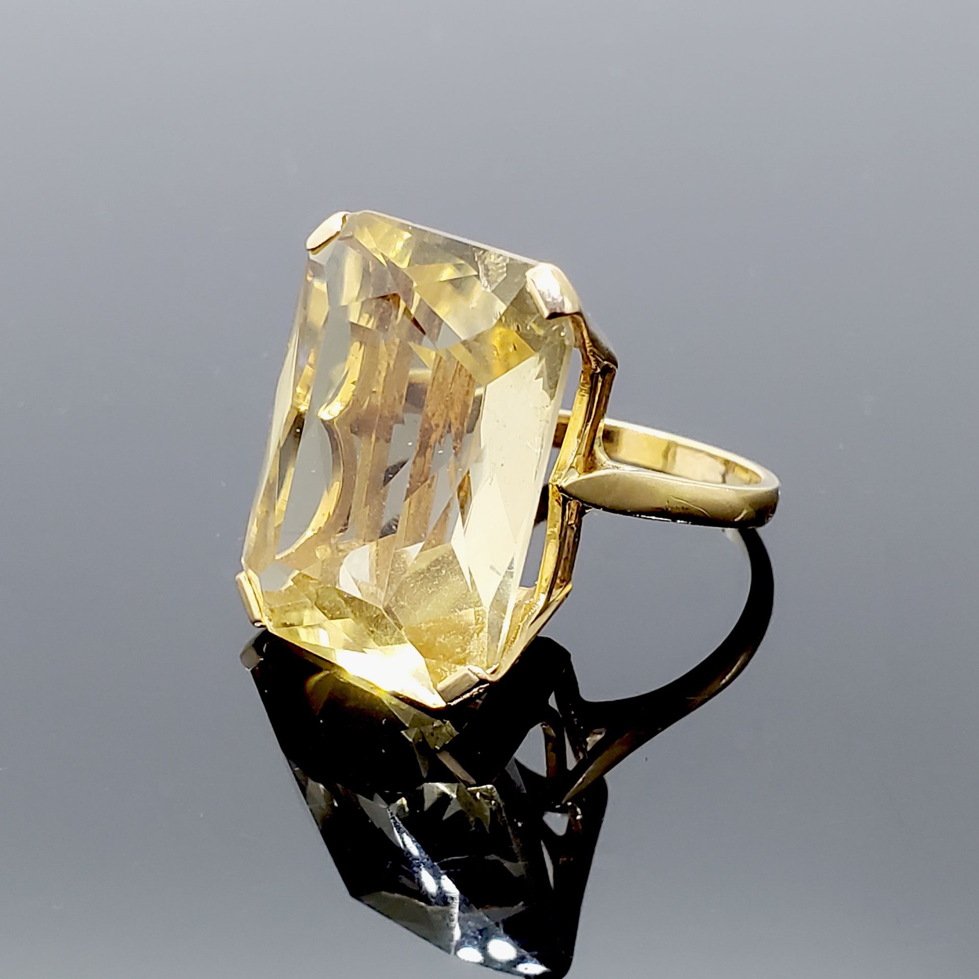 Null 750密耳黄金戒指，镶嵌大型祖母绿切割黄水晶。毛重11.7克 TDD 55 D. 的宝石22 x 17毫米