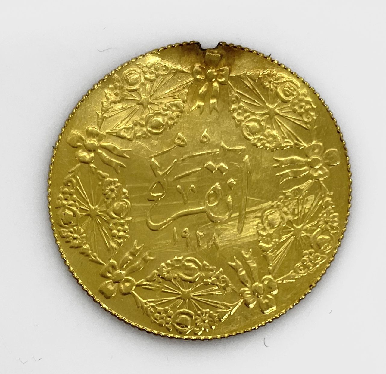 Null PIECE in gold. Probably Turkey. Weight 3,52 g (lack, deformations, scratche&hellip;