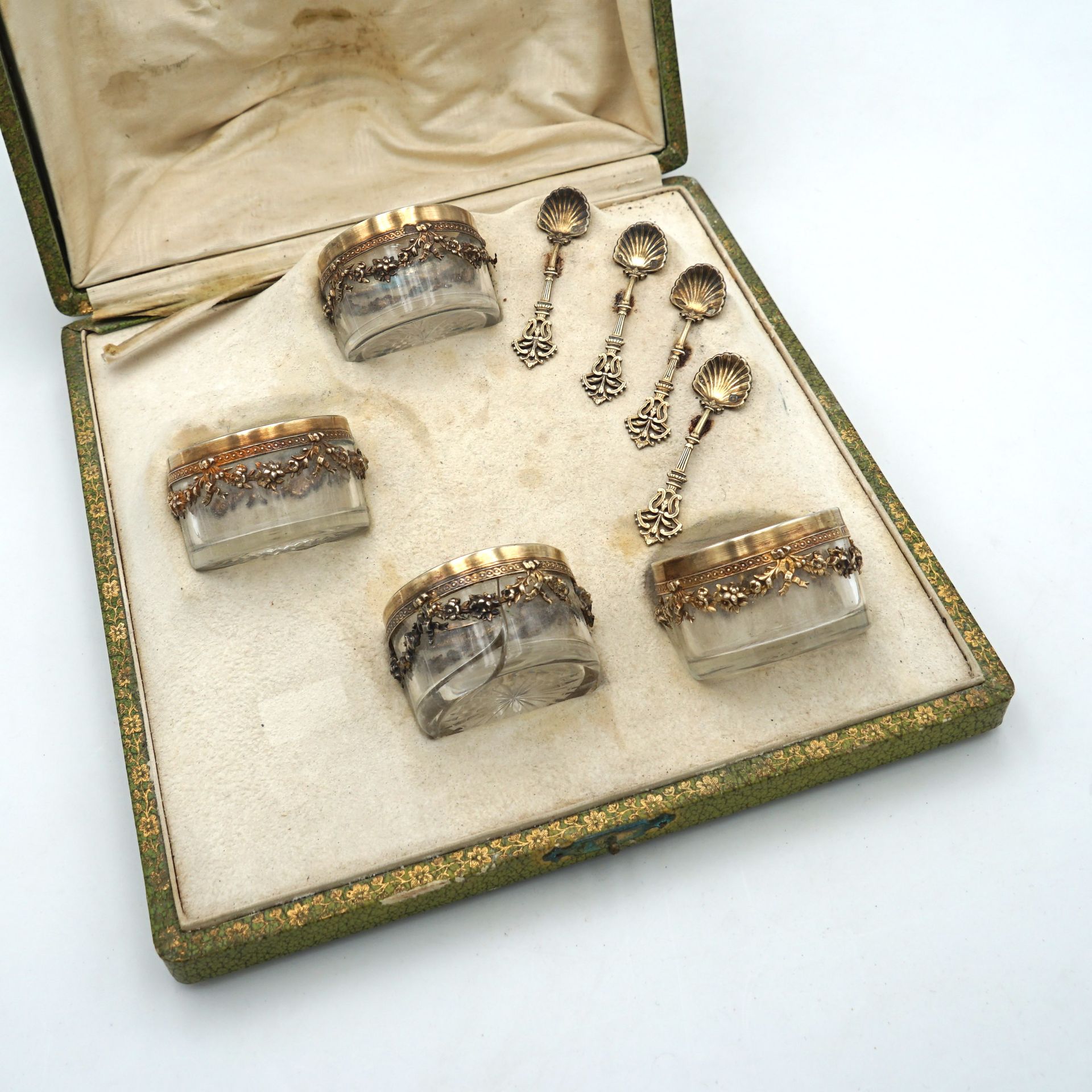 Null 四个玻璃SALONS和一个镀金戒指及其四个盐勺，毛重313克，装在一个轻微损坏的盒子里