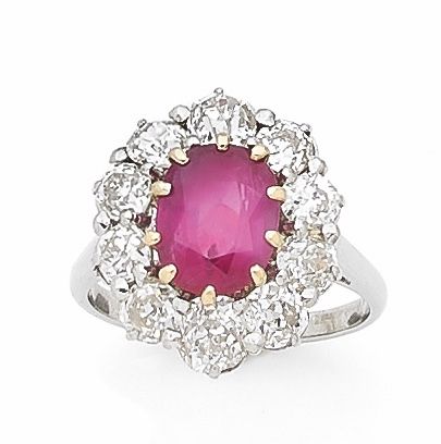 Null Platinum pompadour ring set with an oval faceted ruby in a border of brilli&hellip;
