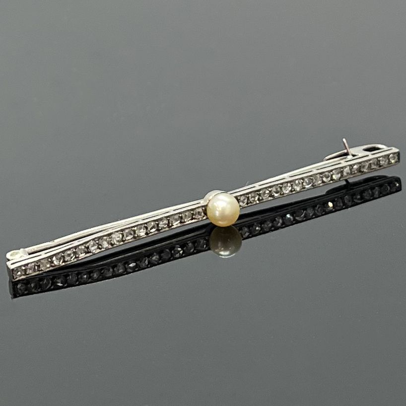 Null 白金发夹，镶嵌玫瑰式切割钻石，中心是一颗珍珠。大约在1920年。长7.5厘米。毛重5.91克（变形，小震荡）