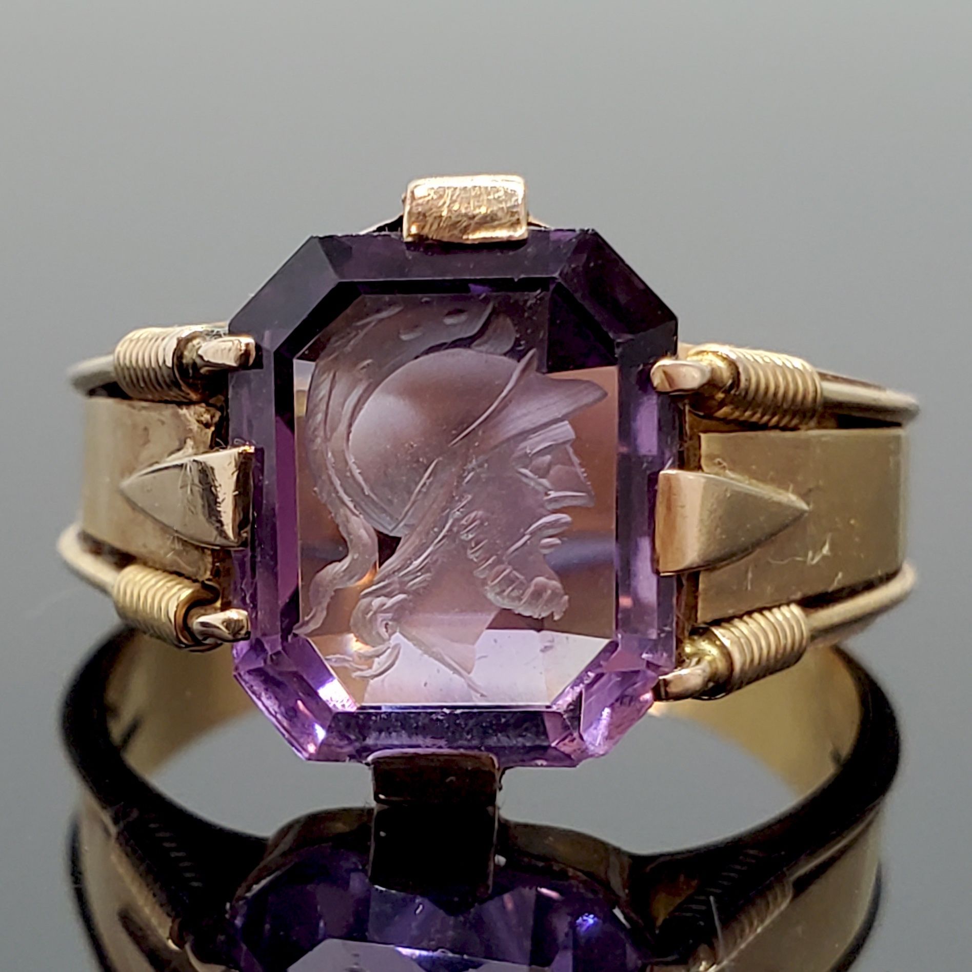 Null 750密耳玫瑰金男士戒指，镶嵌紫水晶和凹印的头盔武士轮廓。有大师的印记。毛重6.06克 TDD 63宝石直径12 x 10毫米