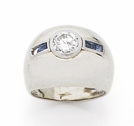 Null 镶嵌钻石和校准蓝宝石的白金戒指（部分蓝宝石丢失）。重量9.7克 钻石尺寸0.60/0.70克拉左右。