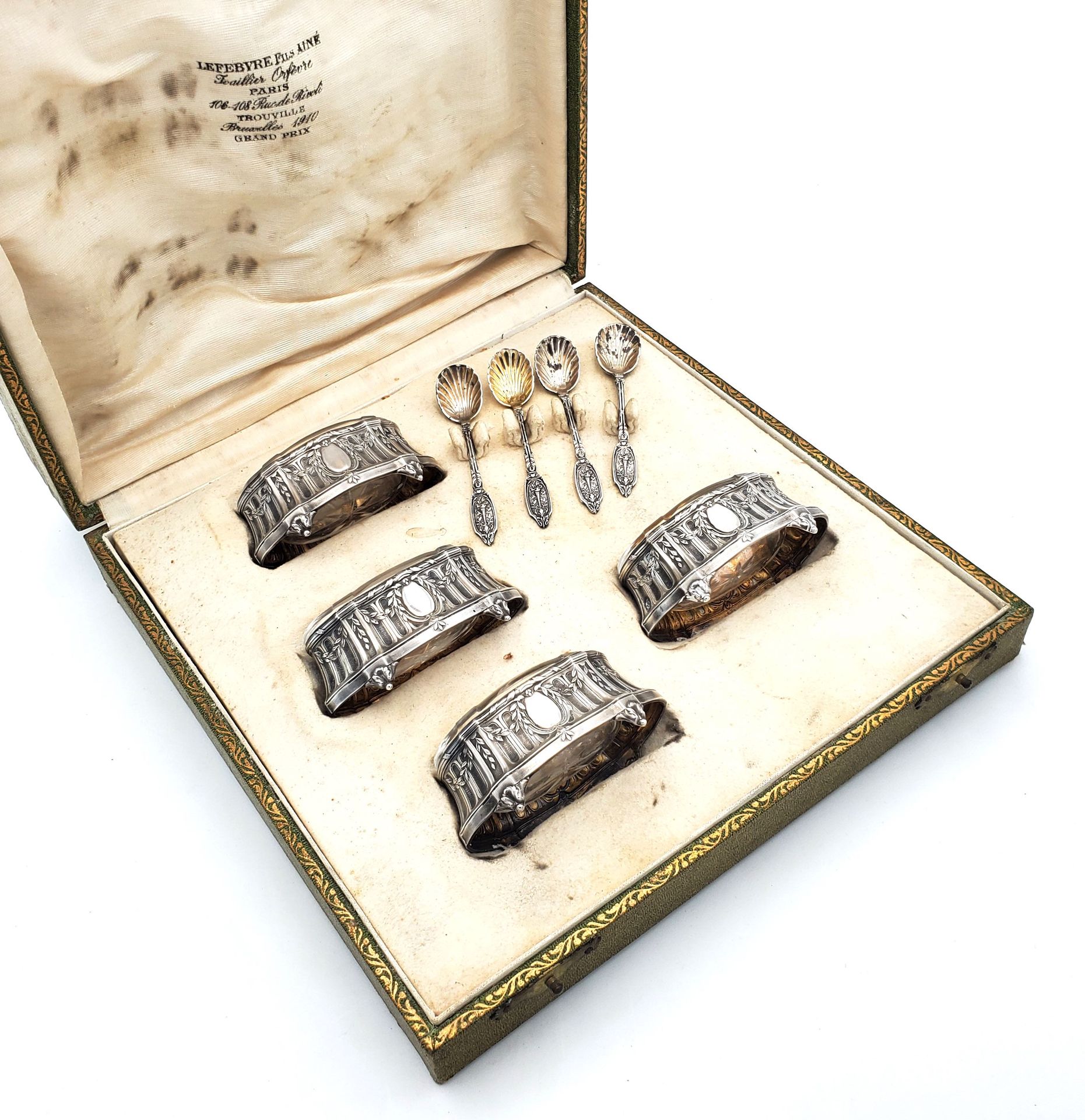 Null 四个银质SALESWORKS和他们的盐勺950密耳，路易十六风格。重量81克，装在一个展示箱中。