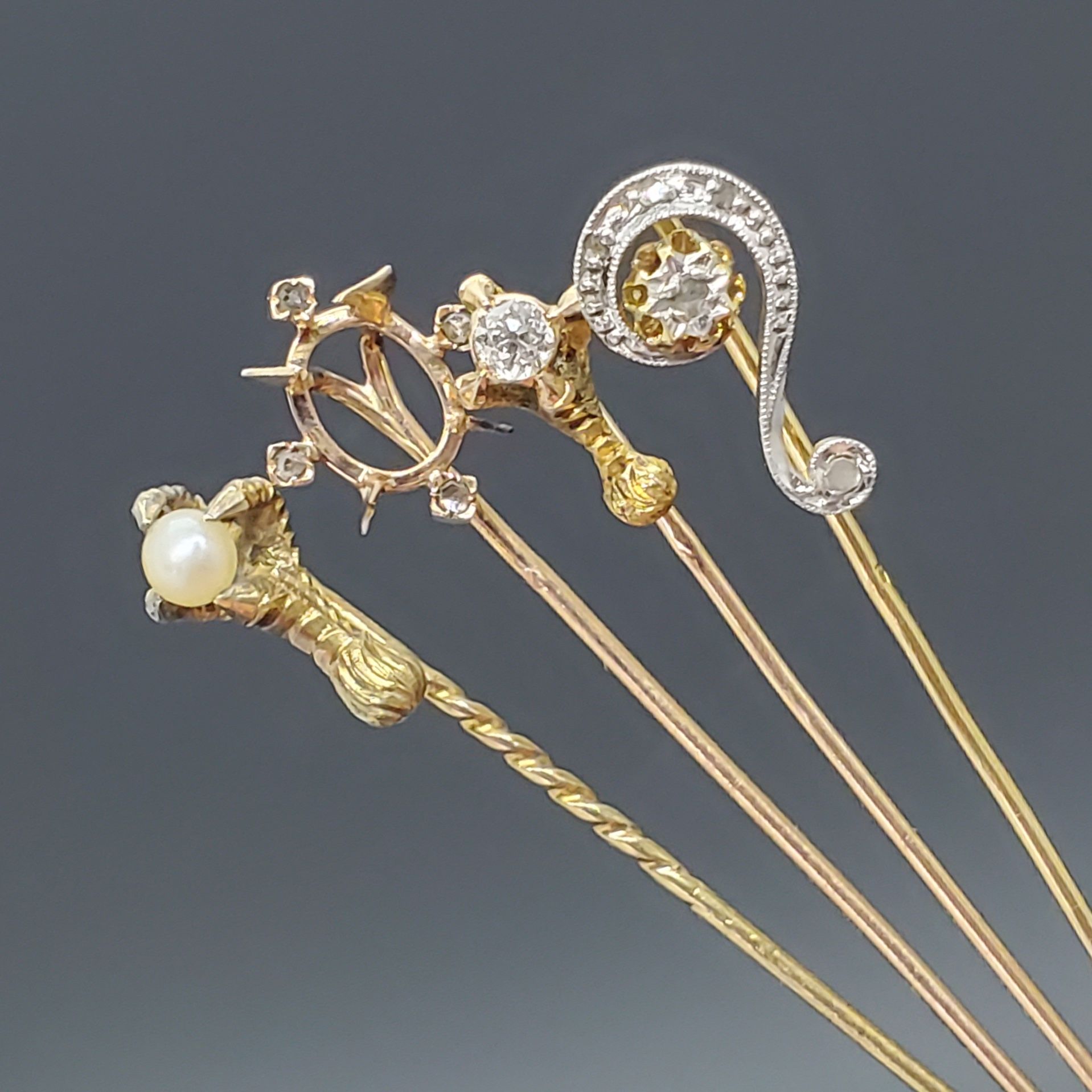 Null 三个领带夹和一个750密耳的黄金底座，显示一个带珍珠的爪子，其他带小钻石。毛重7.9克