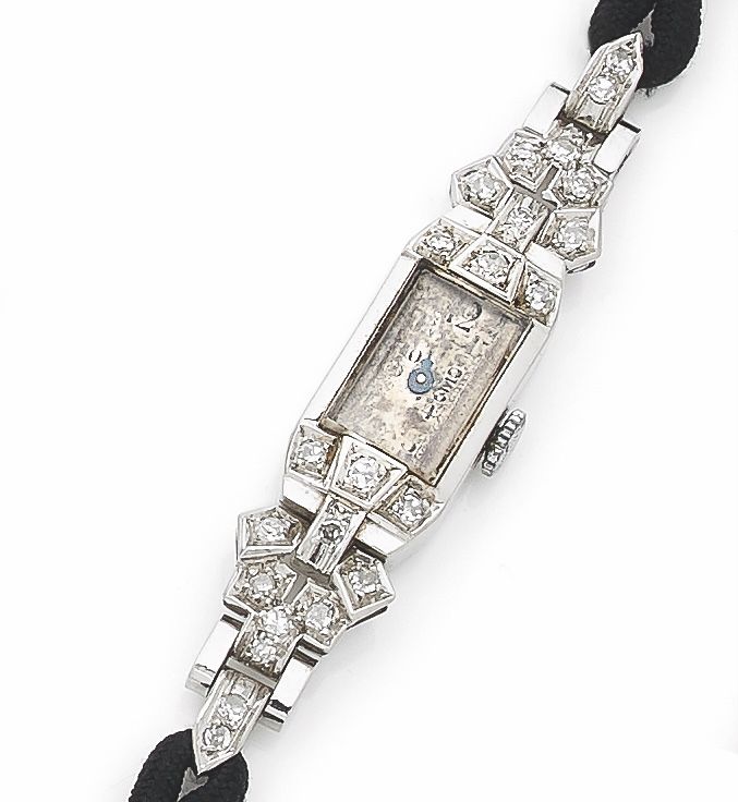 Null 铂金女士手镯表，长方形表壳，铰接式表扣镶有钻石。黑色丝绳腕带。约19230-1930年