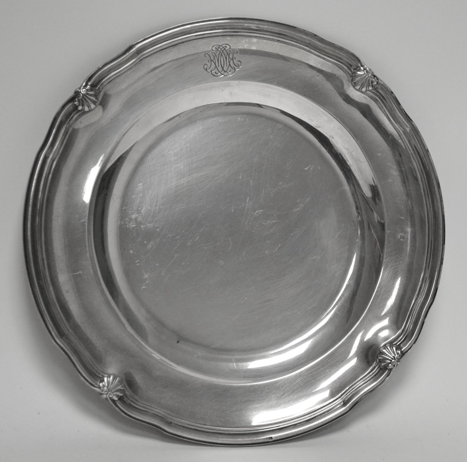 Null PUIFORCAT PLAT in silver of round form with edges scalloped, the grips in t&hellip;