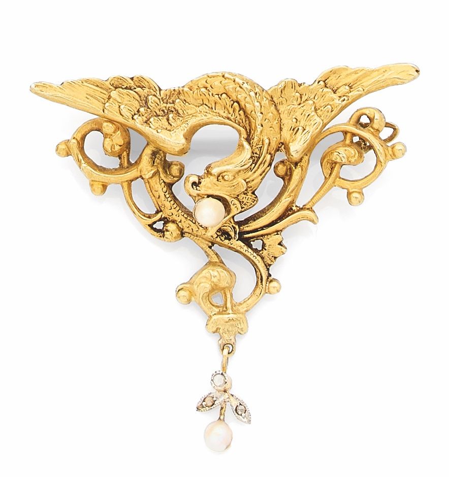 Null Yellow gold pin 750 mils. Featuring a dragon set with a pearl and holding a&hellip;