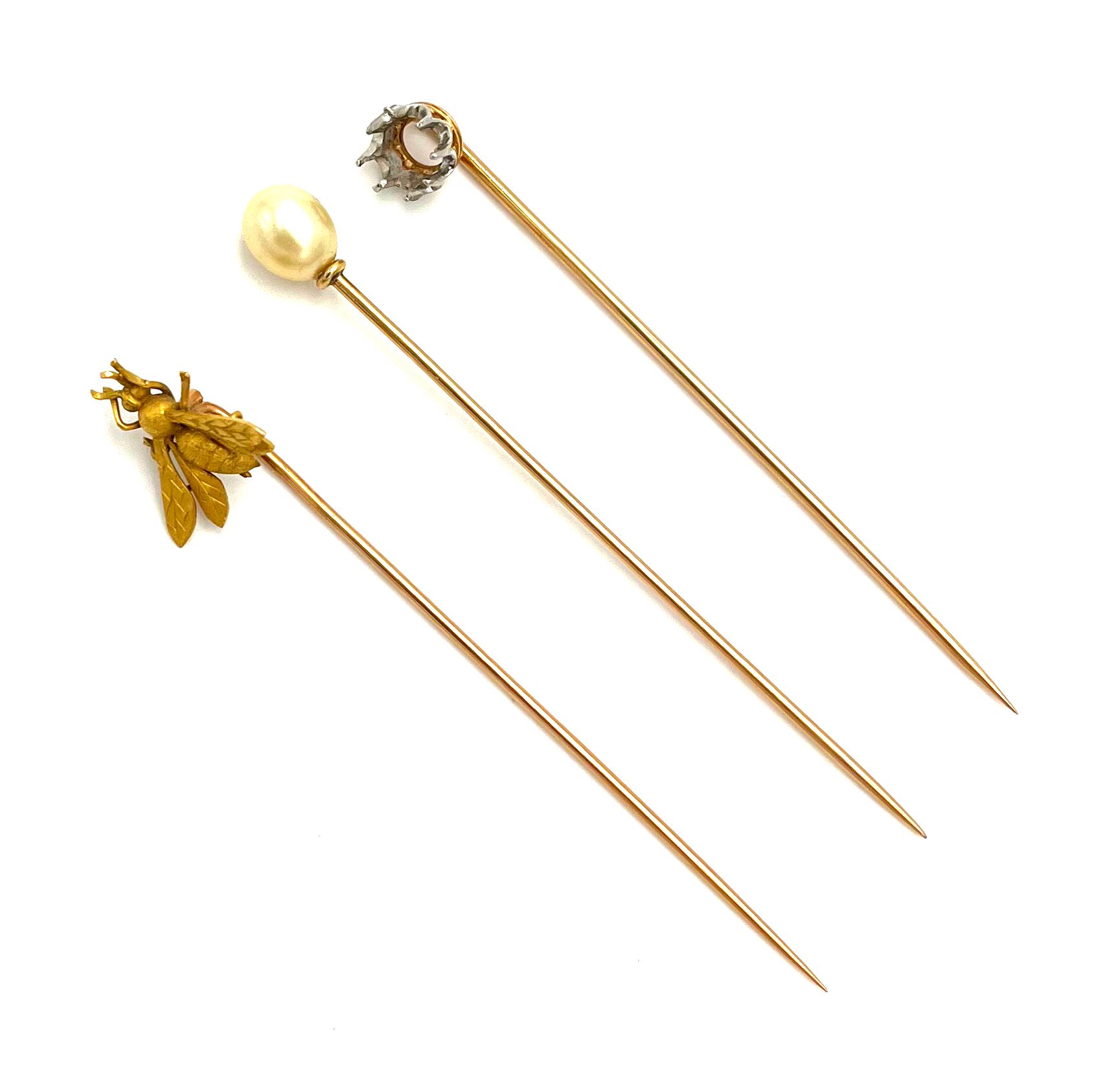 Null 750密尔黄金领带针，饰有一只蜜蜂。附有两个750密耳黄金领带针，其中一个带有珍珠。 毛重7.3克