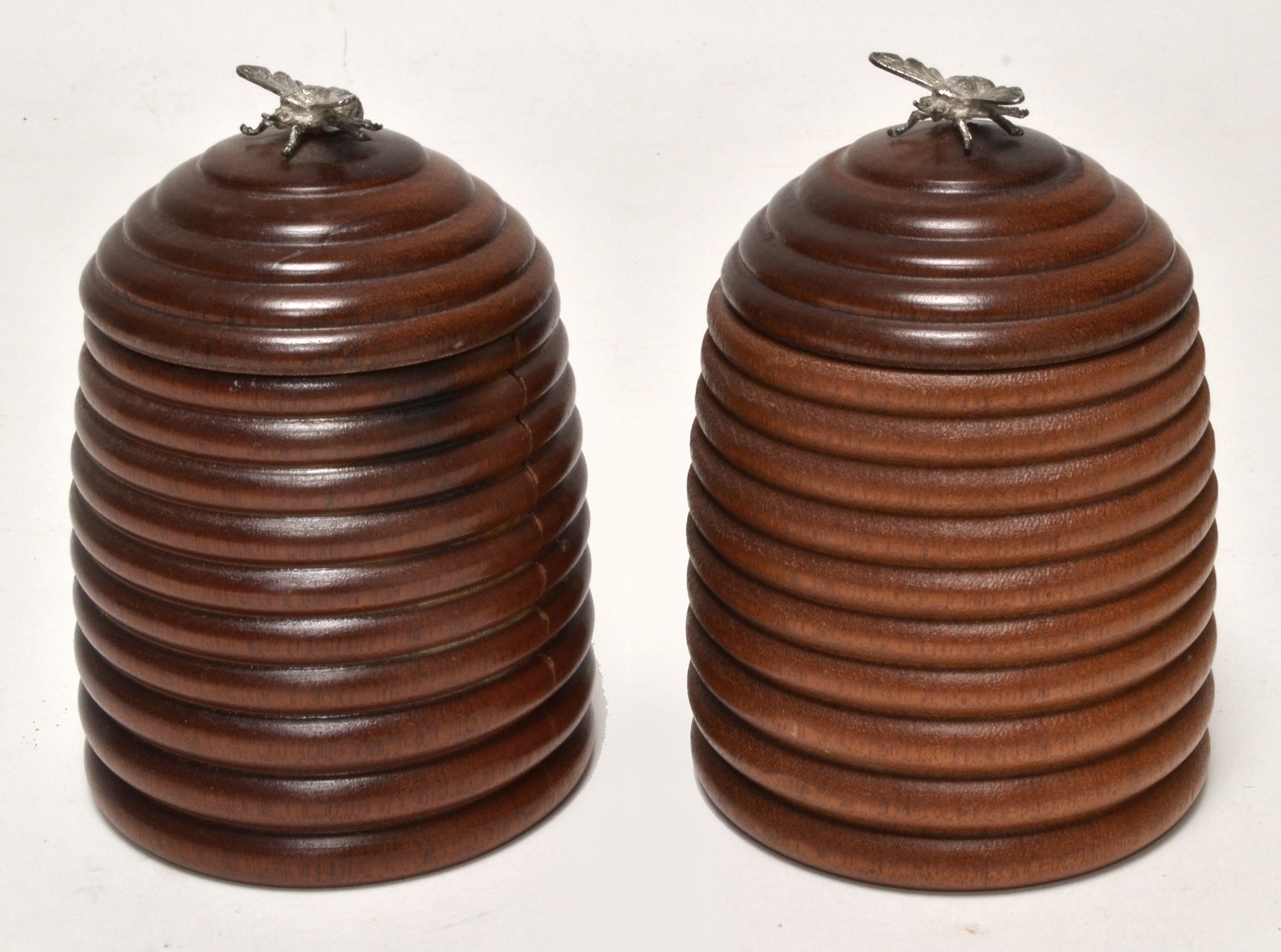Null Ein Paar Honigtopfhalter aus gedrechseltem Holz in Form eines stilisierten &hellip;