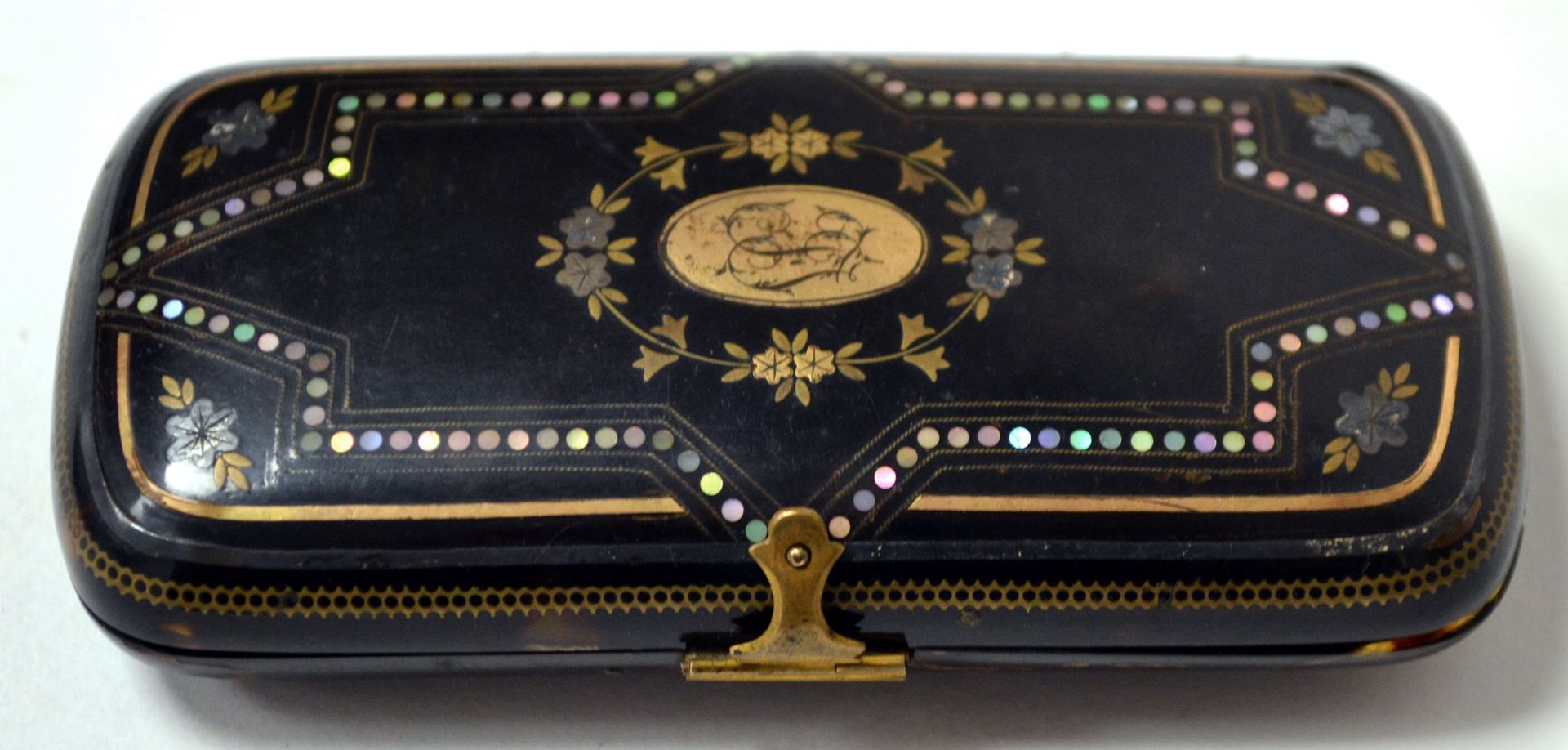 Null Oblong shell box inlaid with a line of mother-of-pearl lozenges with a star&hellip;
