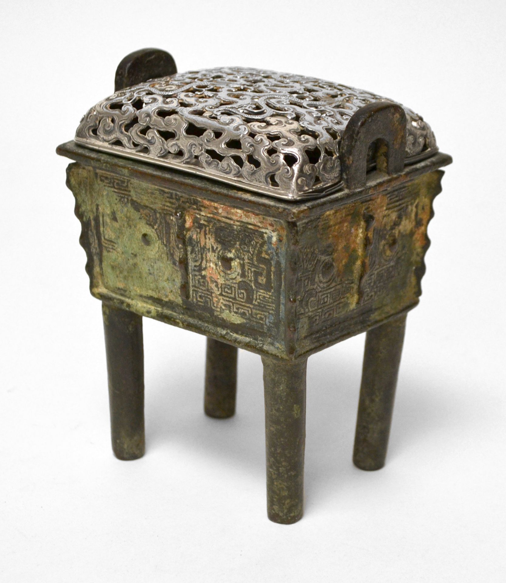 Null CINA. XVII-XVIII secolo. Portacandele a due manici in bronzo Fangding a pat&hellip;
