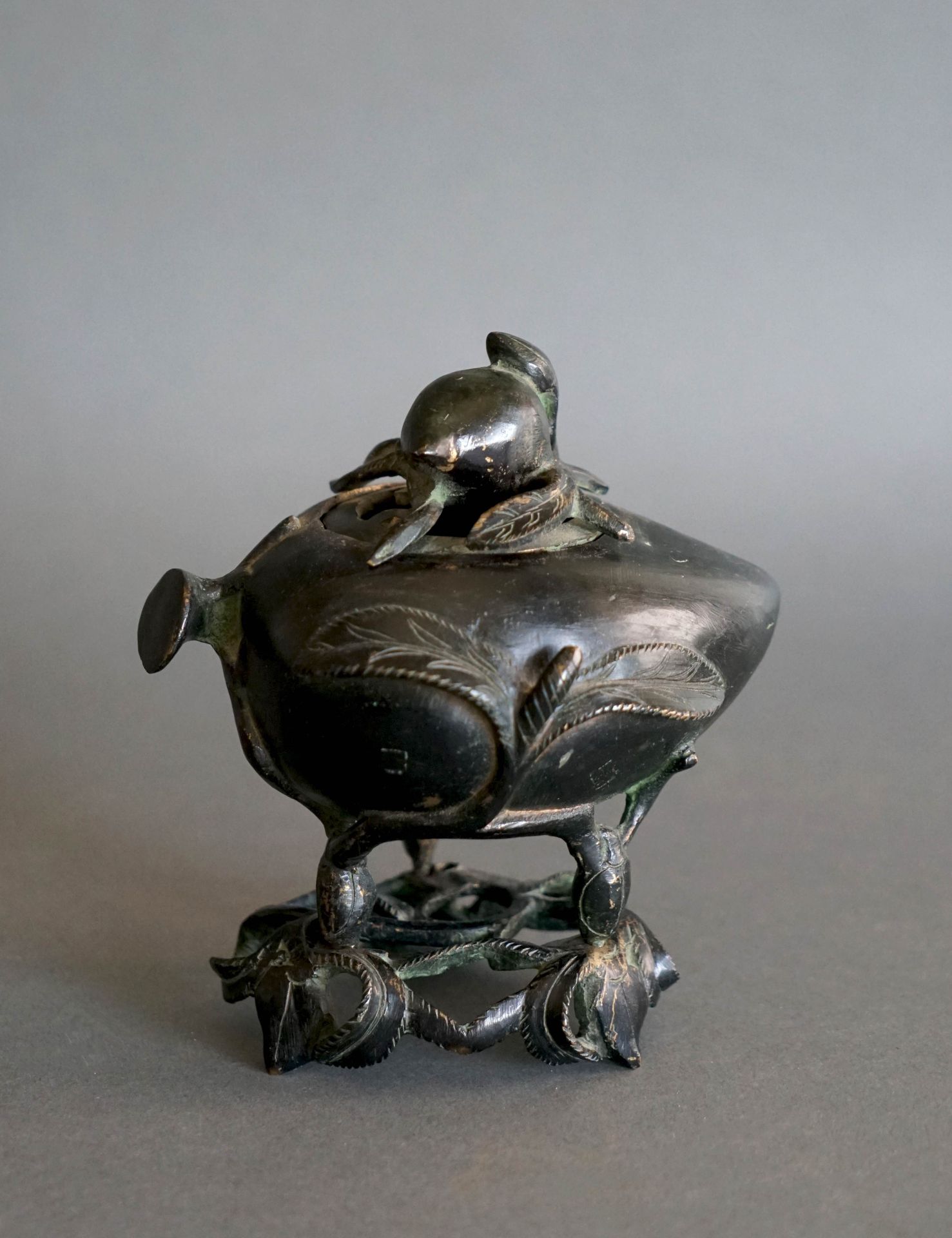 Null CHINA Bronze perfume burner representing a peach of longevity. H. 16 cm