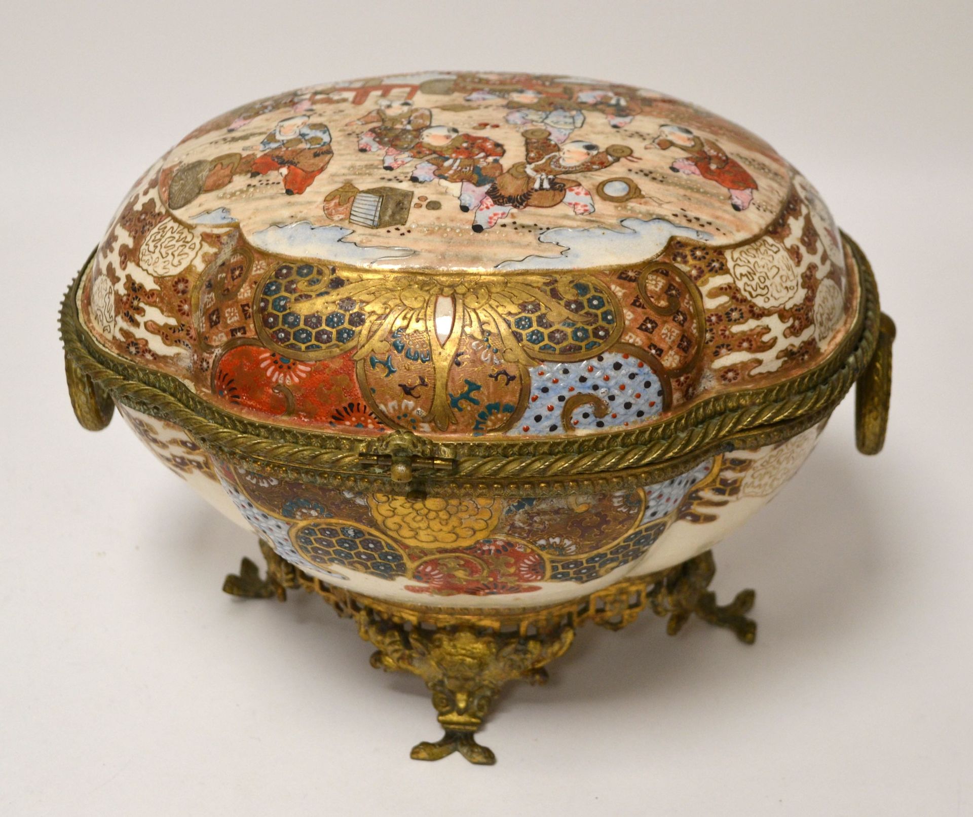 Null JAPÓN, finales del siglo XIX. Importante caja de cerámica Satsuma de cuatro&hellip;