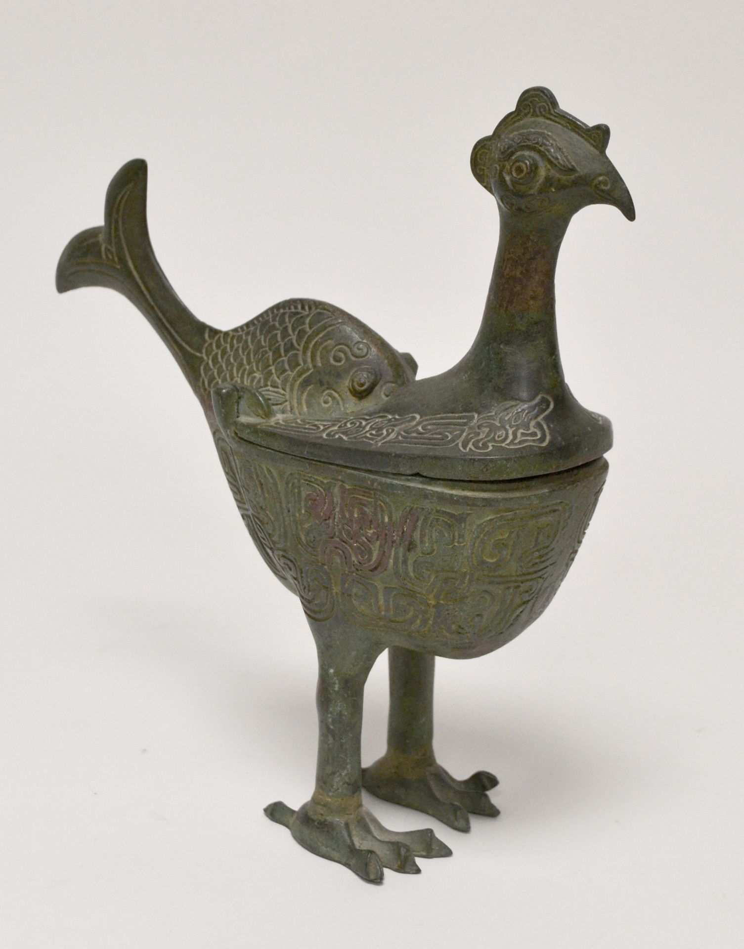 Null 中国。青铜烛台，母鸡造型，尾巴像鱼一样，上面刻有古代图案的装饰。活动盖子。高24厘米