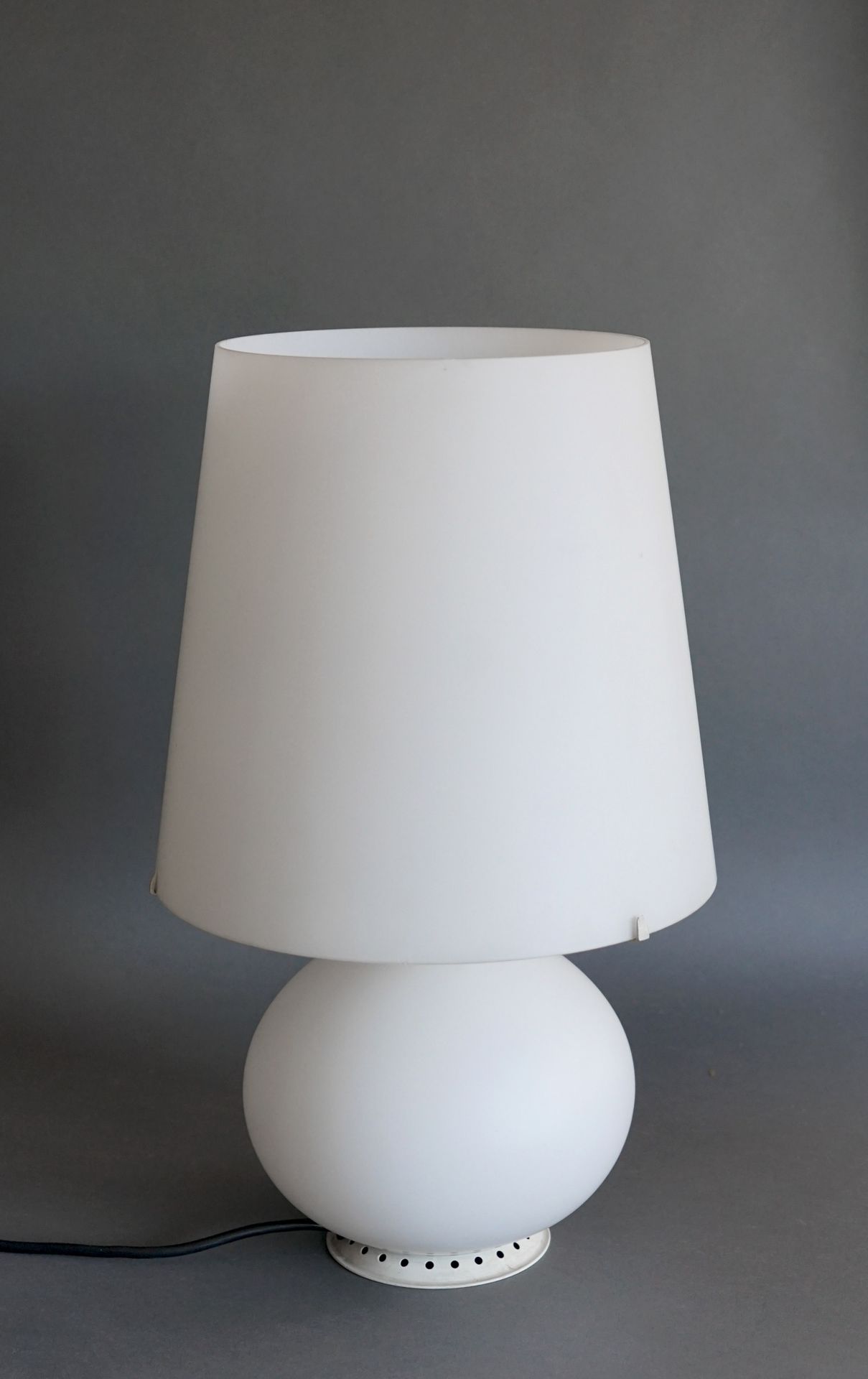 Null Max INGRAND (1908-1969) for Fontana Arte.灯和灯罩为白色漆面金属和磨砂玻璃。高53.5厘米（灯罩上有轻微的缺口&hellip;