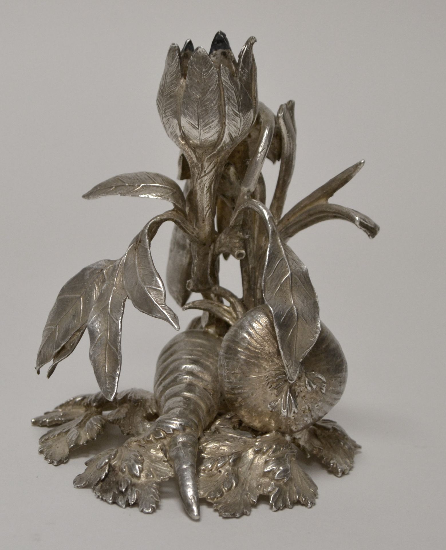Null Original BOUGEOIR en bronze argenté à décor de légumes et de fanes de légum&hellip;