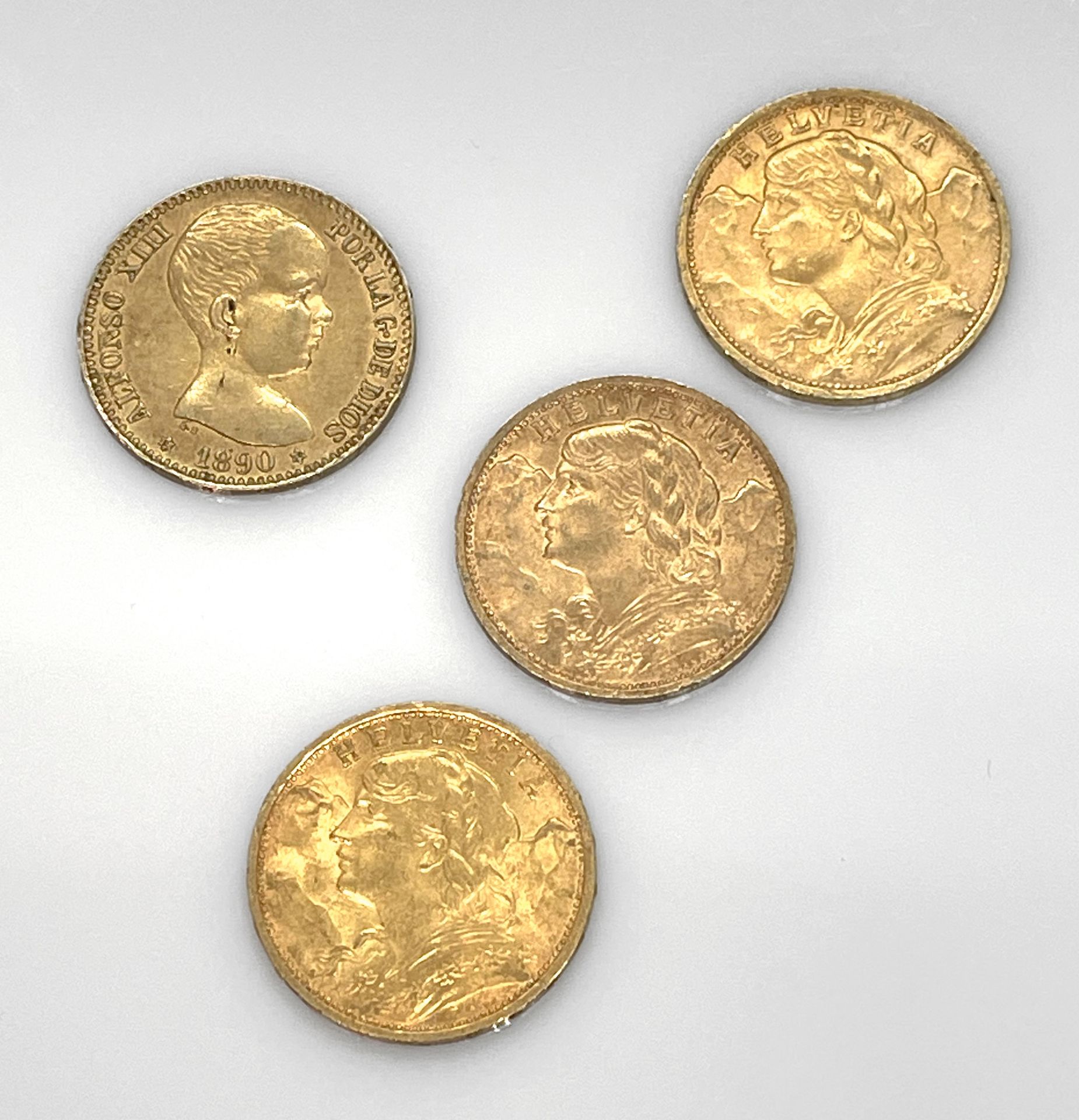 Null VIER GOLDMÜNZEN: Drei 20-F-Münzen aus der Schweiz und eine 20-Pesetas-Münze&hellip;