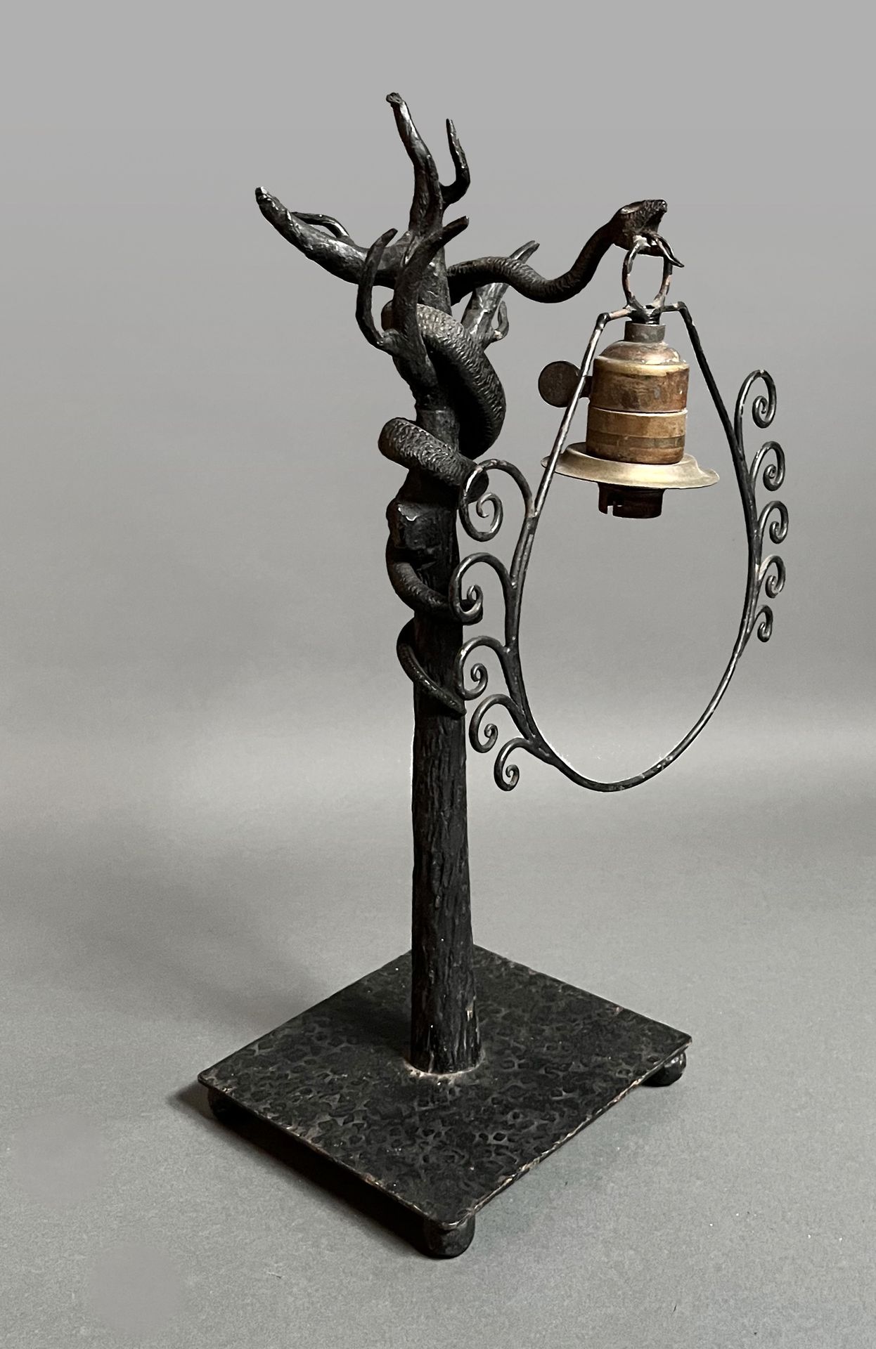 Null 埃德加-布兰特（1880-1960 年）（风格）锻铁灯座，描绘一条蛇盘绕在树上，嘴里叼着灯罩。高 45 厘米