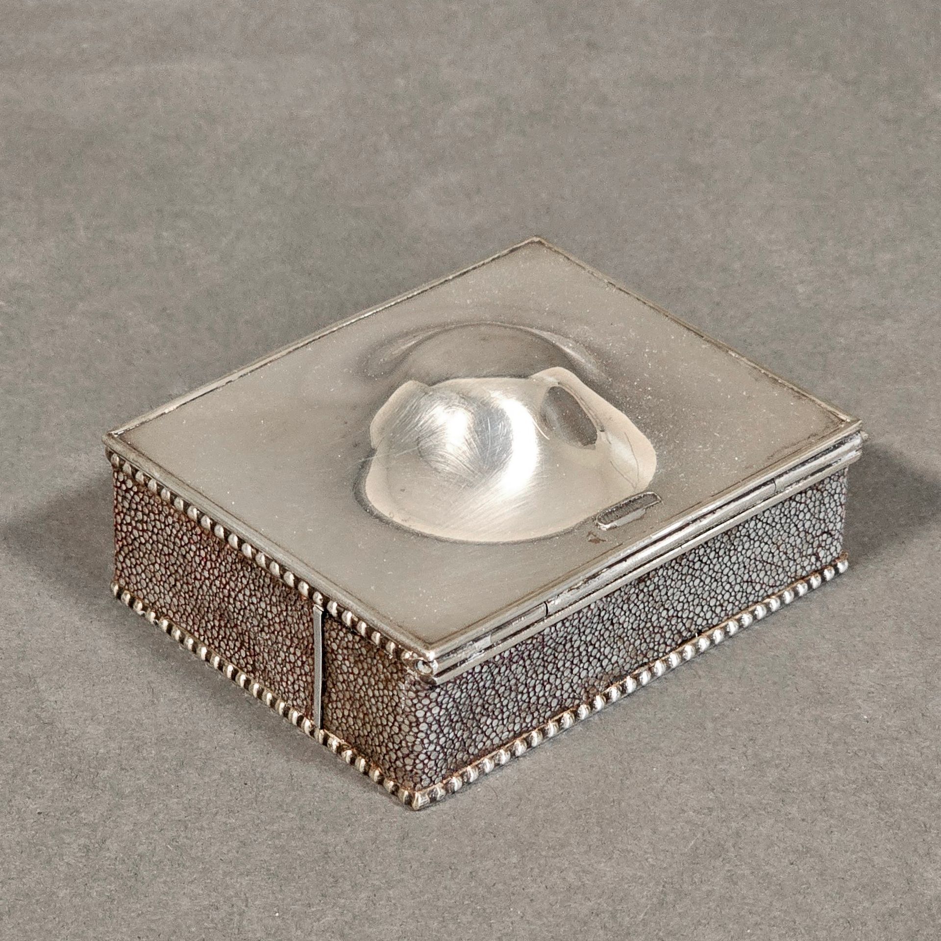 Null Scatola argentata con coperchio a cupola, circondata da file di perle e riv&hellip;