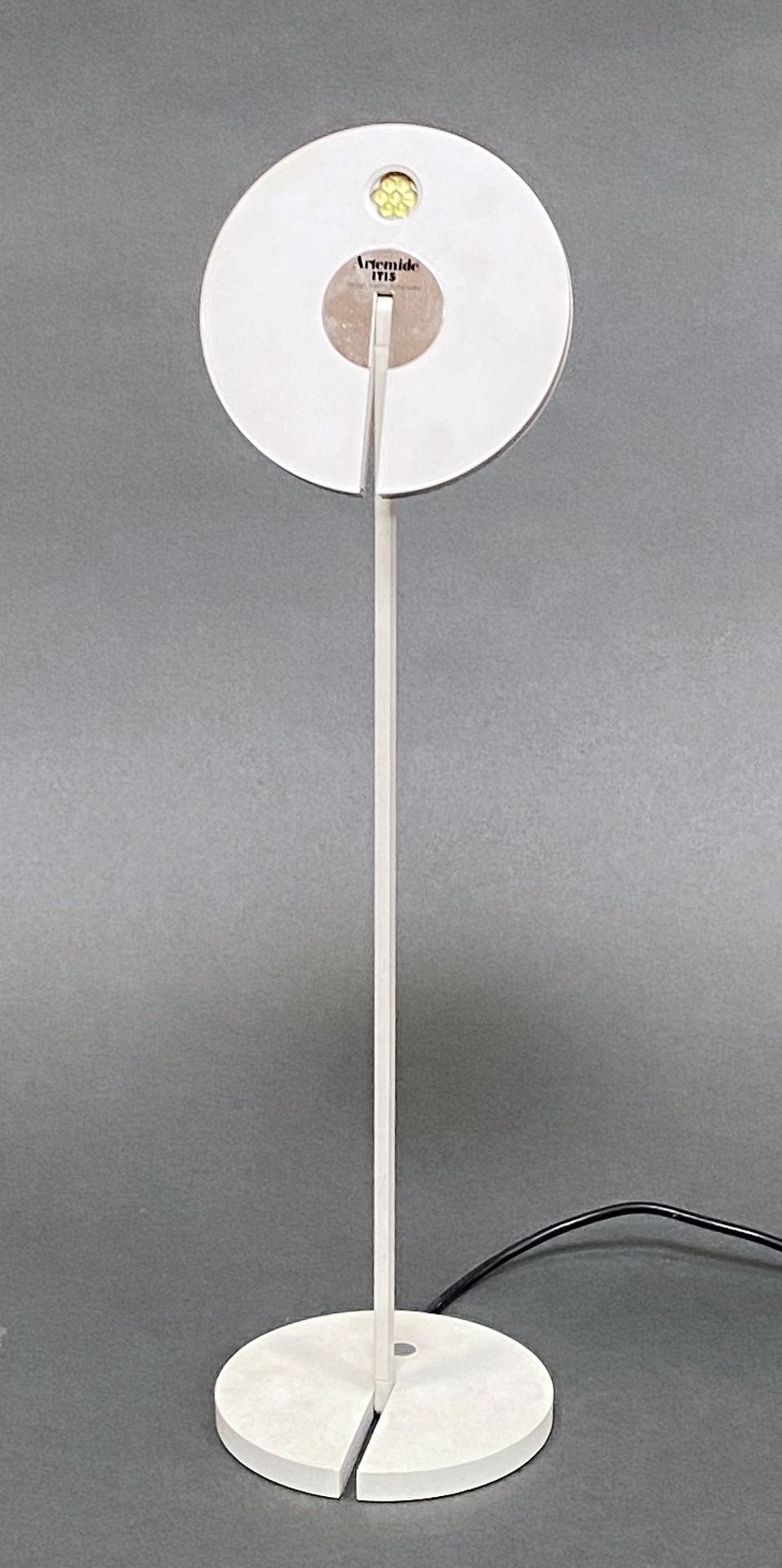 Null 这是一盏白色漆面金属台灯，署名深泽直人，Artemide 版。还包括一个皮革和熏黑金属小桌灯。高 46 厘米