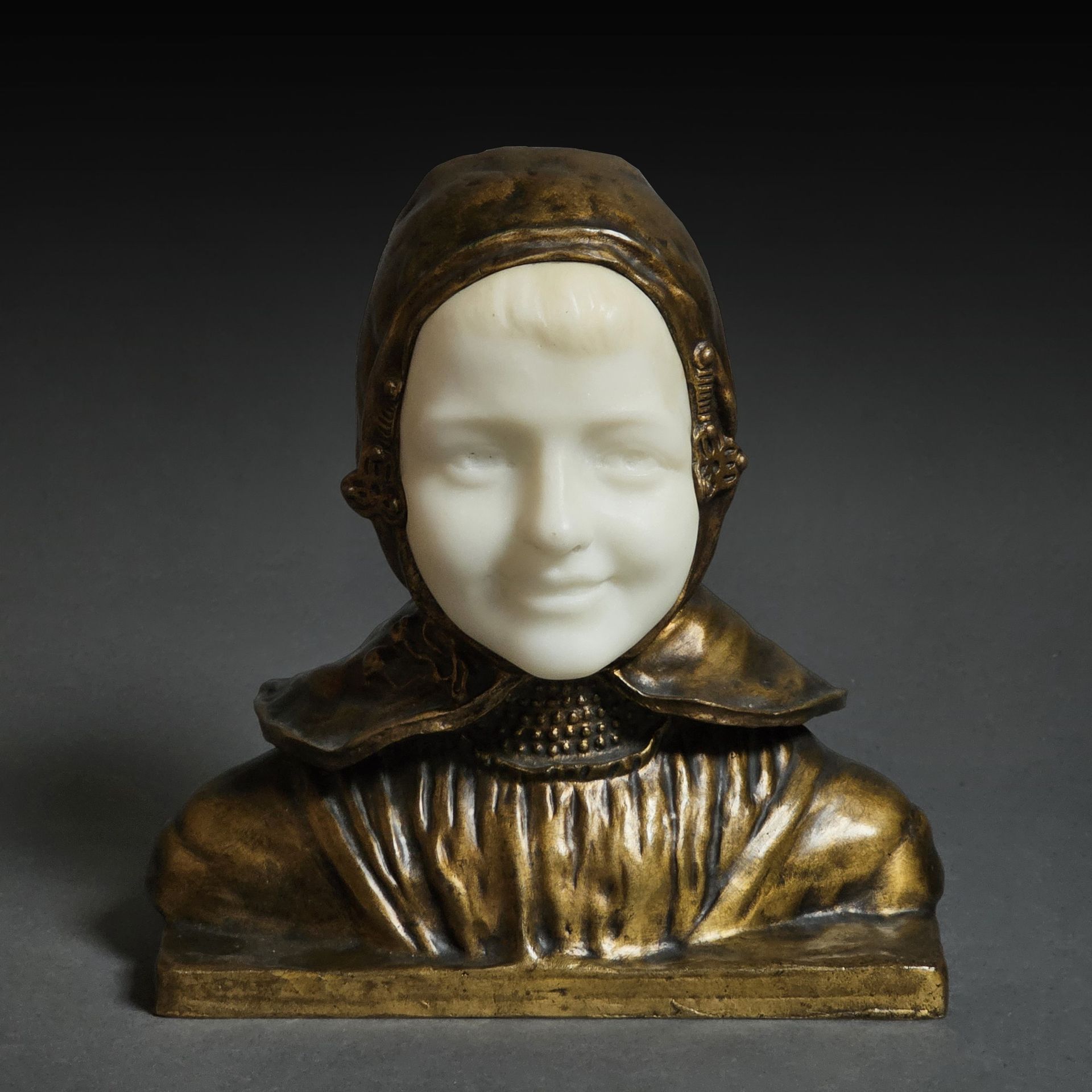 Null José CARDONA (1878-1923) Buste d'enfant à la Renaissance. Bronze à patine m&hellip;