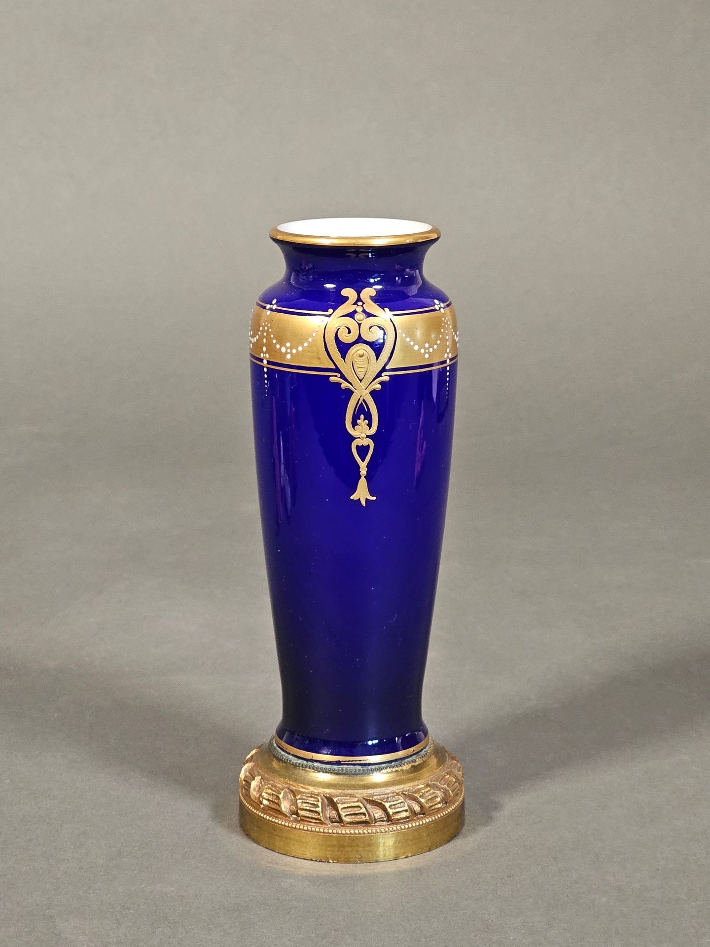 Null Vaso Soliflore in vetro opalino blu reale con decorazioni dorate, montatura&hellip;