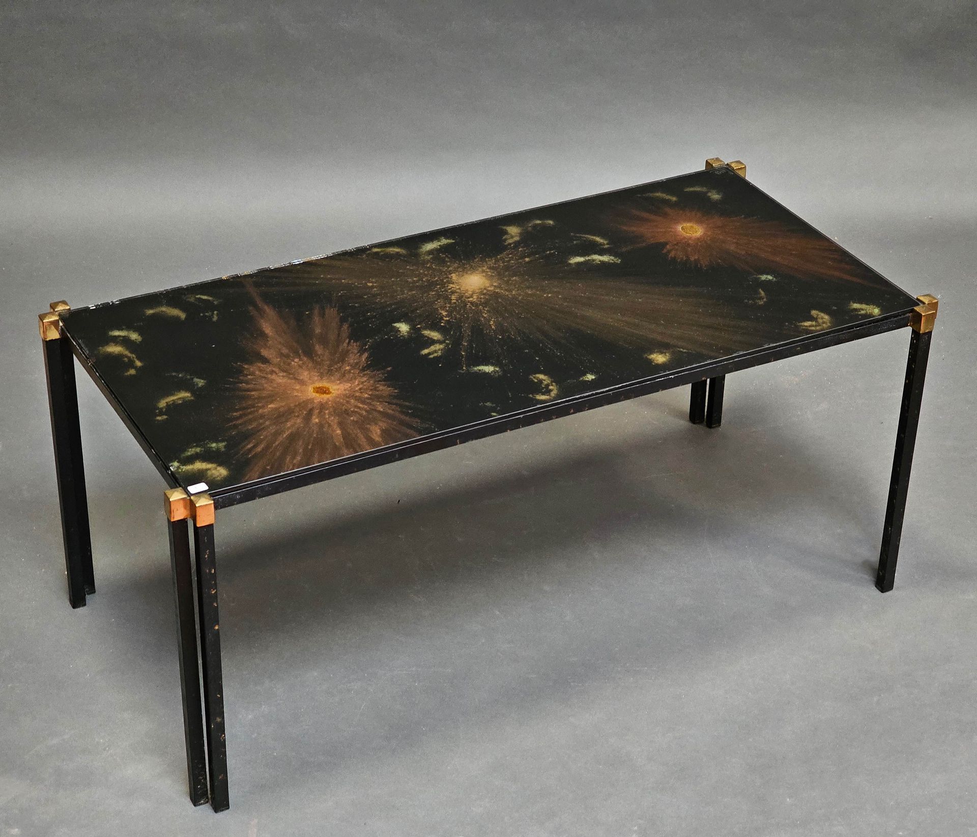Null LASCO, vers 1960. TABLE basse, le plateau en verre églomisé à décor d'aster&hellip;