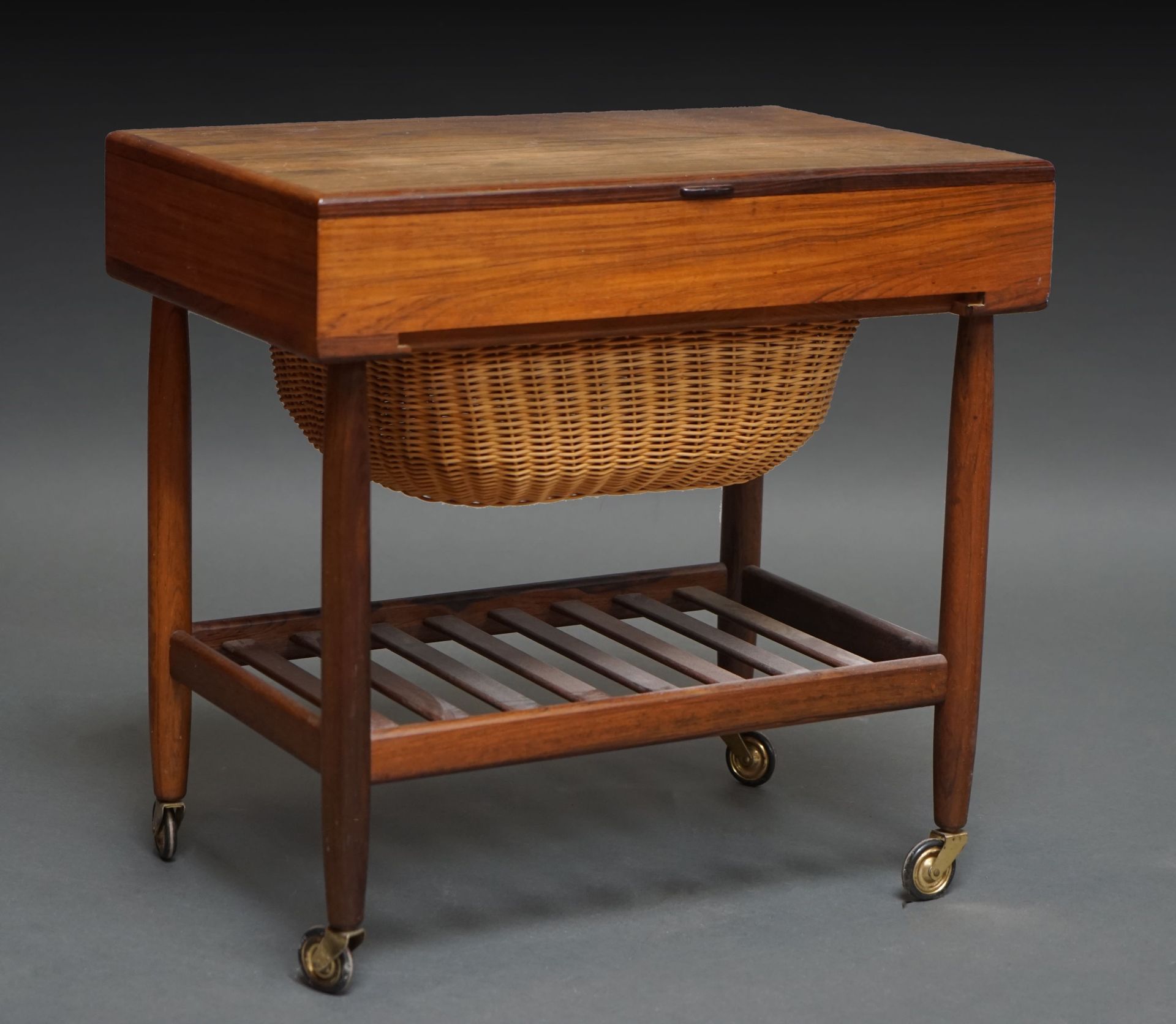 Null 埃文德-A.约翰森（1923-2002 年）柚木缝纫桌或手推车，顶部有储物柜，腰部有柳条筐，腿上有脚轮，作者：埃伊文德-A-约翰森。约翰森设计。丹麦作&hellip;