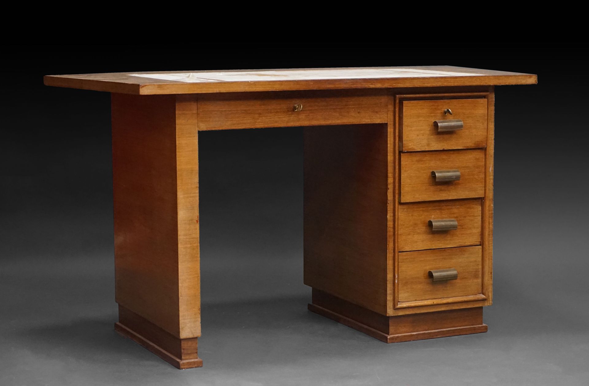 Null 朱尔斯-勒勒（1883-1961 年）的小型贴面办公桌，拱形桌面位于一侧带抽屉的底座上。长方形象牙刻纹上有签名。75 x 135 x 69 厘米
