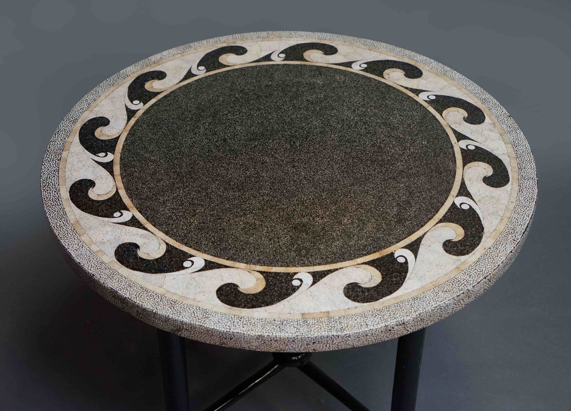 Null Original low TABLE composed of a round TRAY inlaid with eggshell and anthra&hellip;