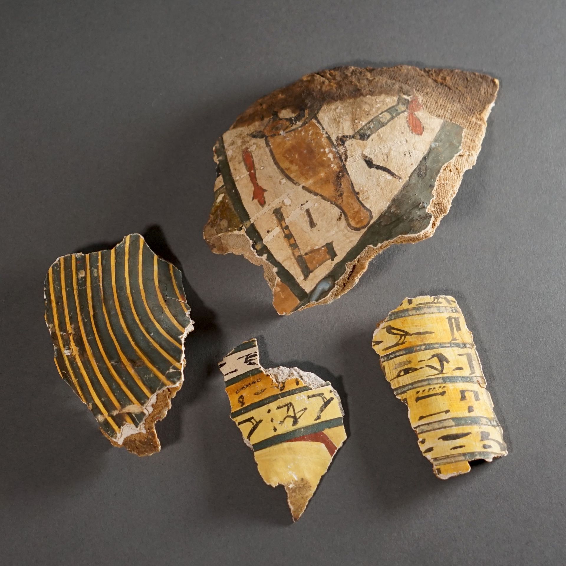 Null Lot of SARCOPHAGE fragments representing a hieroglyphic text, a fragment of&hellip;