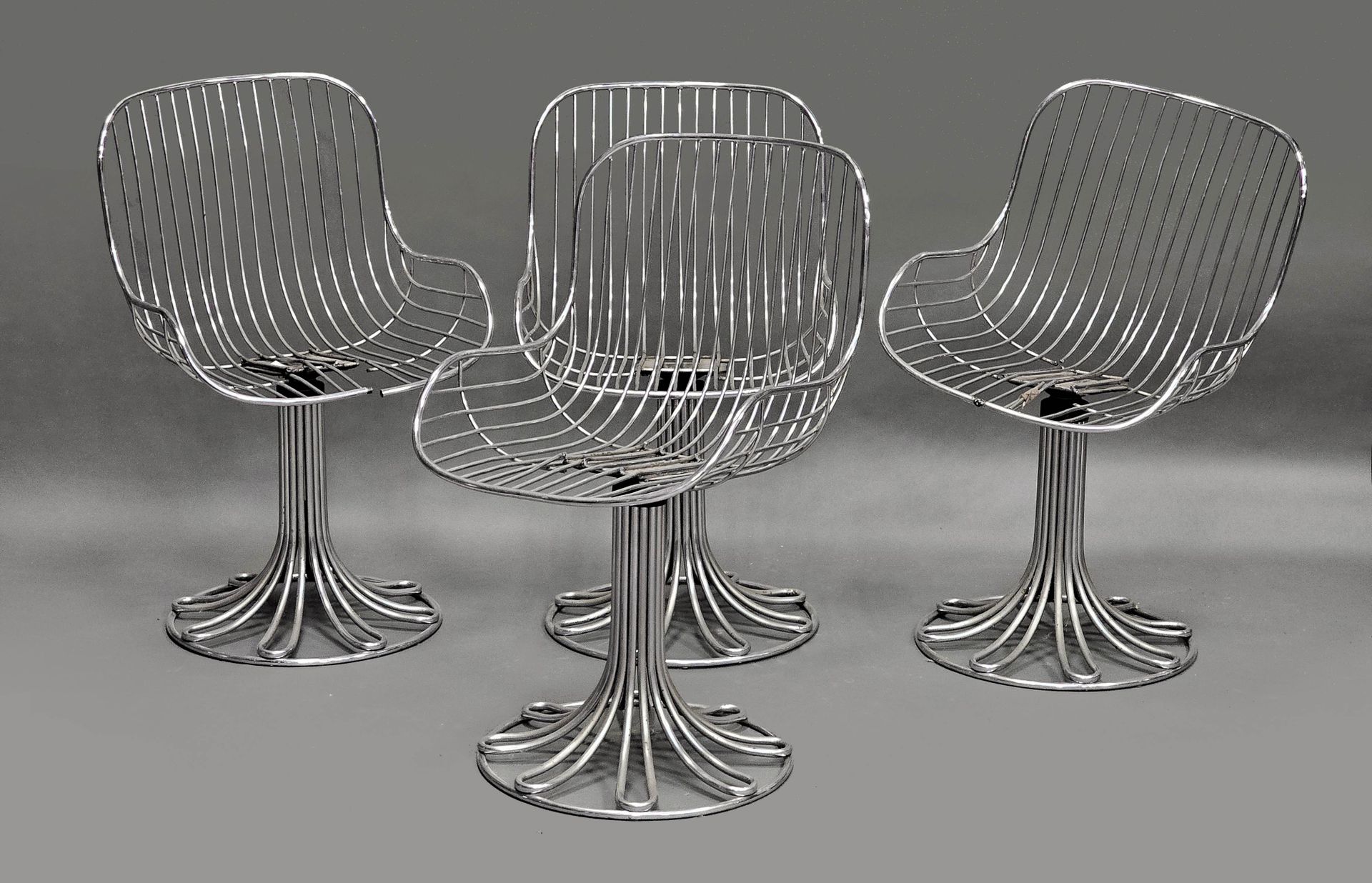 Null Gastone RINALDI（风格）镀铬金属桌和四把椅子，桌面为玻璃。