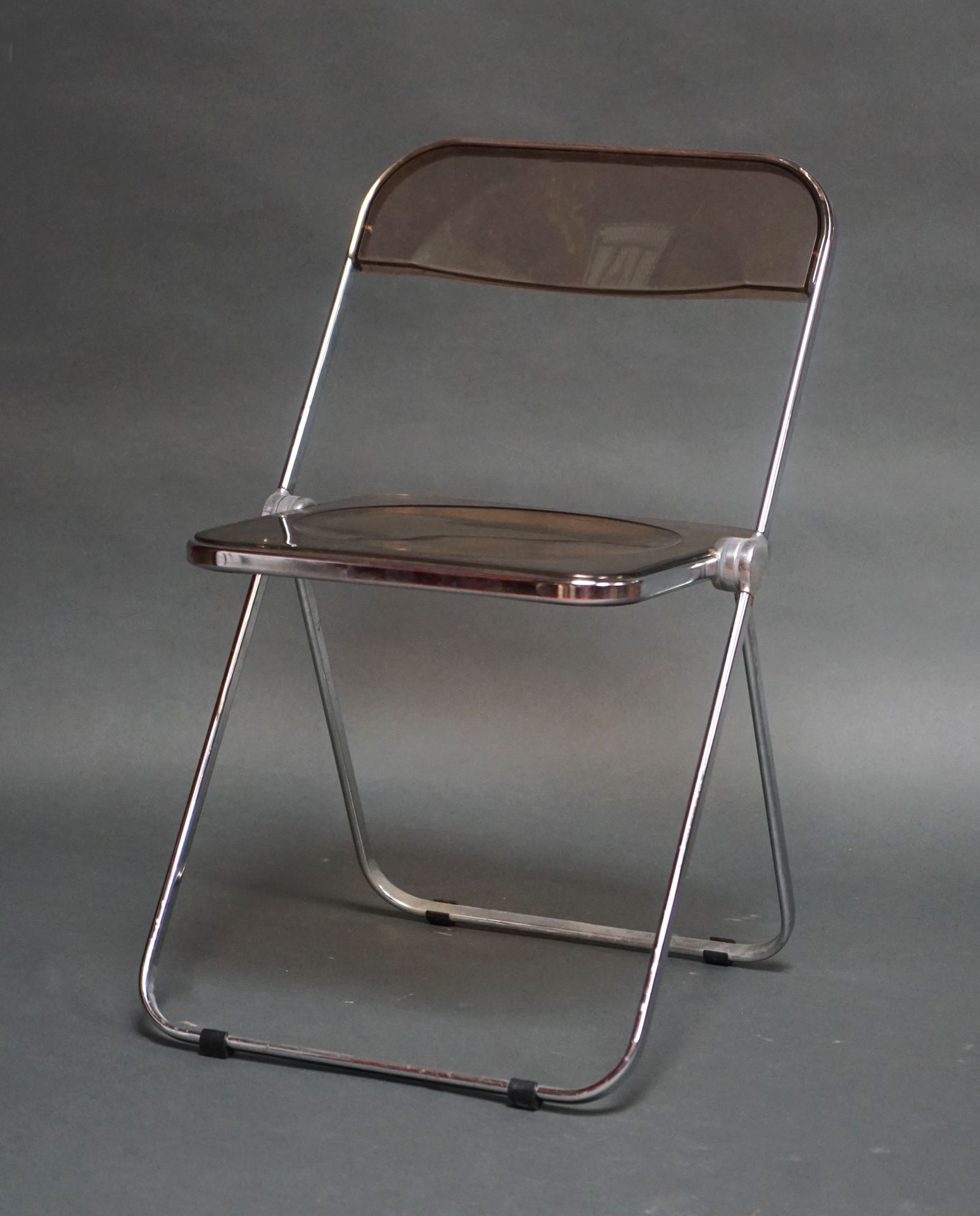 Null Giancarlo PIRETTI（1940 年）为 Anonima Castelli 设计。Plia 折叠椅，金属框架，烟熏有机玻璃椅座和椅背。