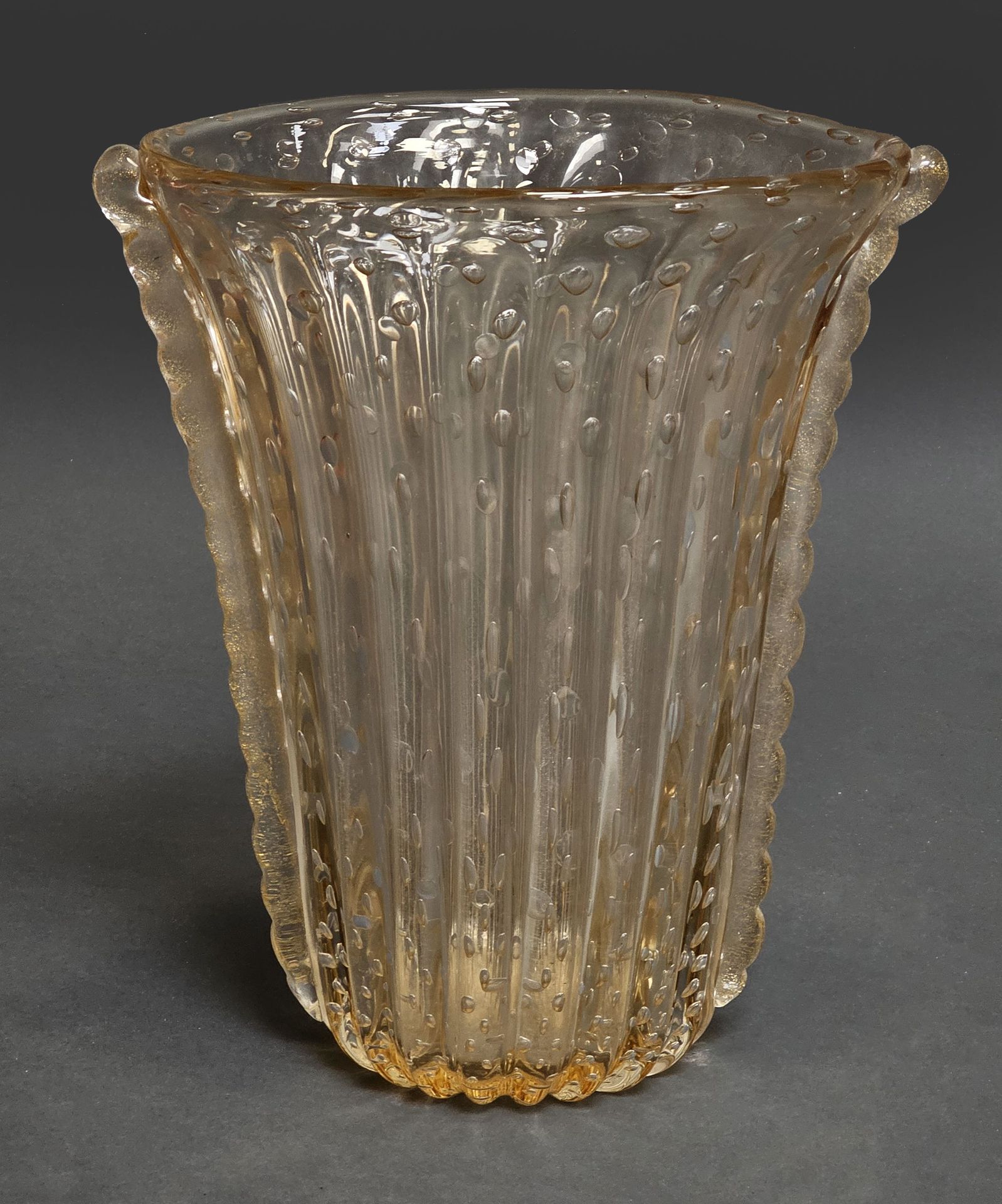 Null MURANO, XX secolo. Grande Vaso in vetro a bolle arancione, con coste rientr&hellip;