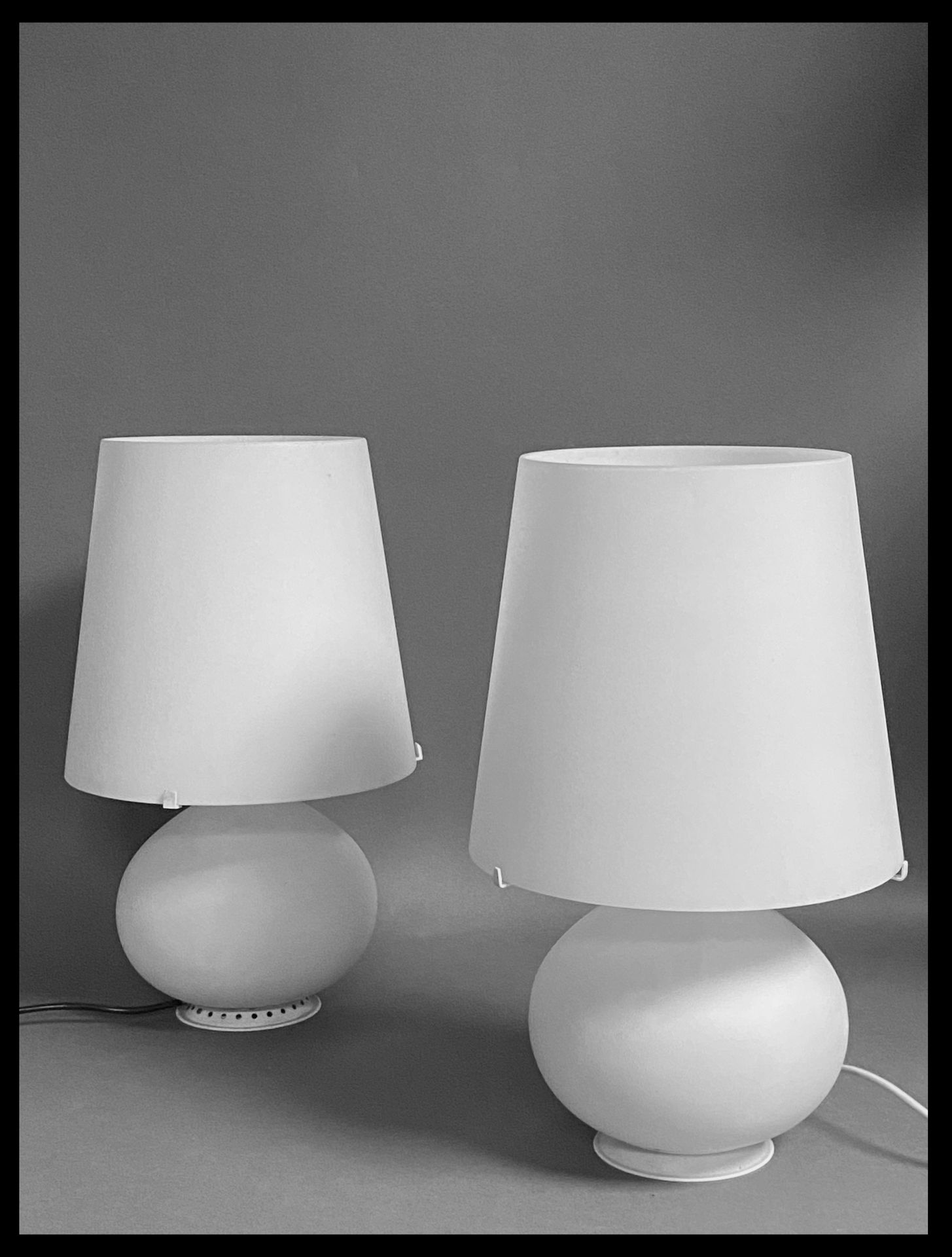 Null Max INGRAND (1908-1969) pour Fontana Arte. Deux LAMPES en opaline blanche m&hellip;