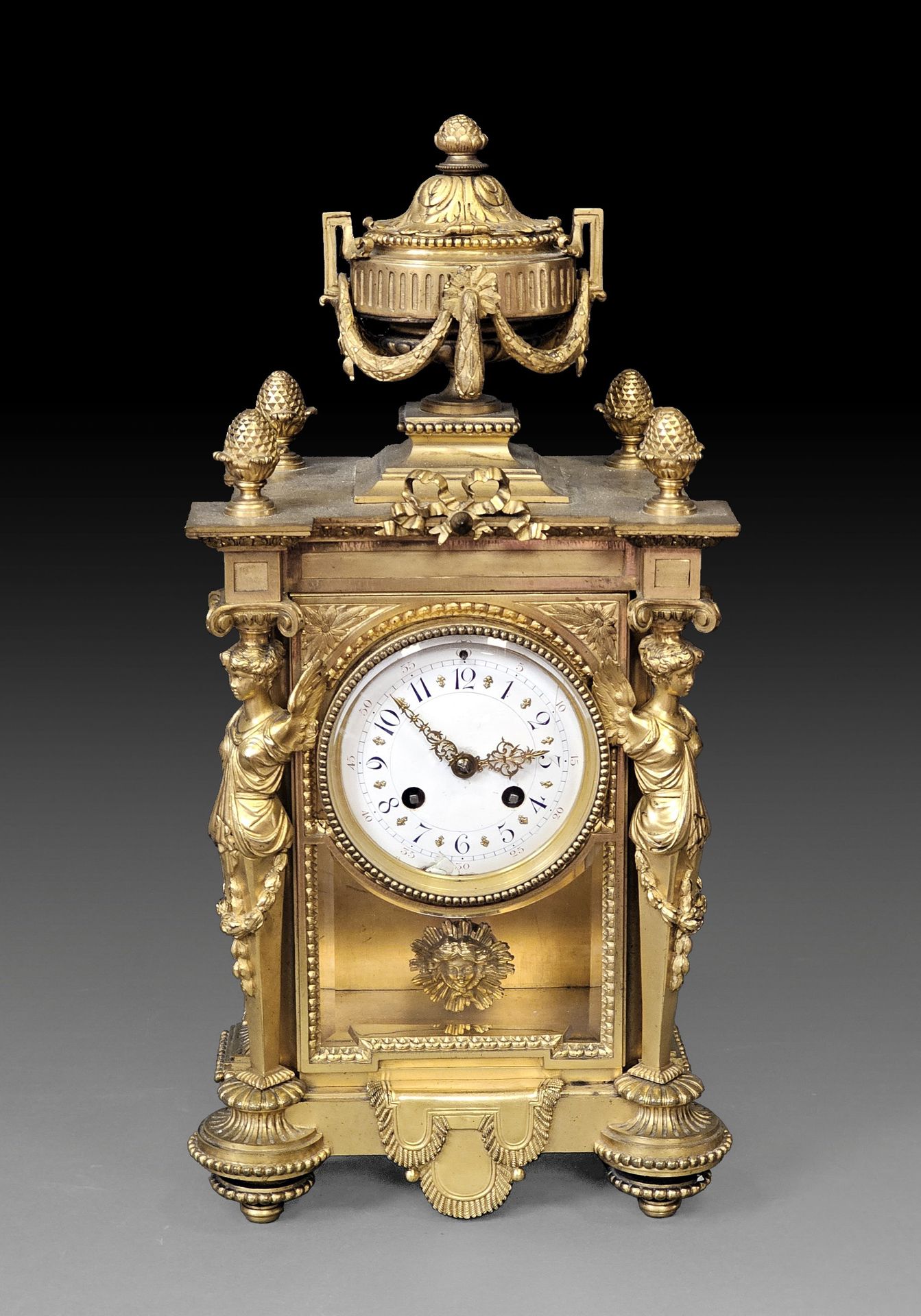 Null 这是一个镶嵌着金银器和水晶的平板钟，立柱上饰有带翼仕女的古董图案，白色珐琅表盘上有一个卡索莱特。十九世纪末，文艺复兴风格。高 43 厘米
