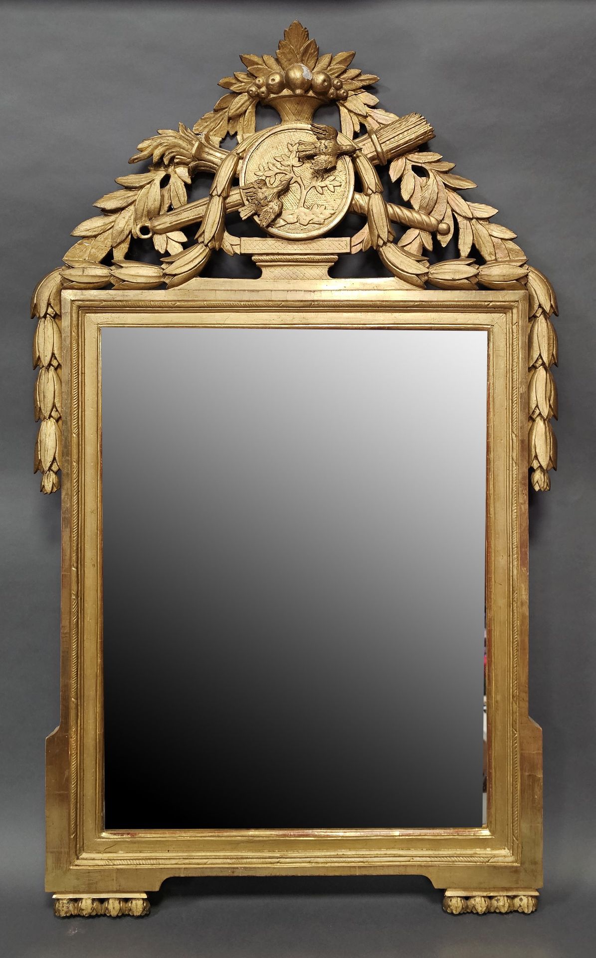 Null Vergoldeter, stuckierter Holzspiegel mit Waffentrophäen und Lorbeerfall. Ep&hellip;