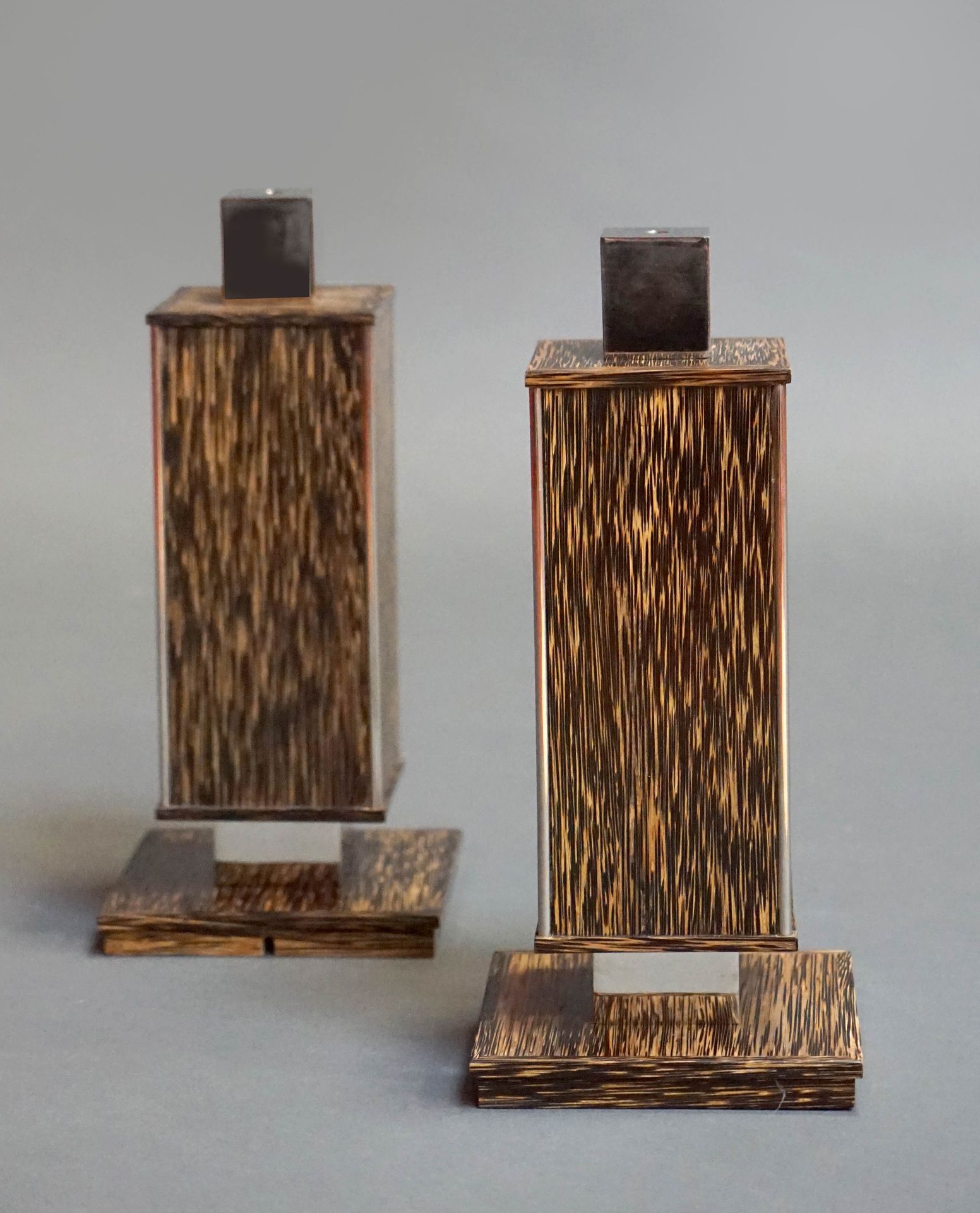 Null 一对棕榈木饰面方形灯脚，配有镀镍金属支架。制作于 1980 年前后。高 37 厘米