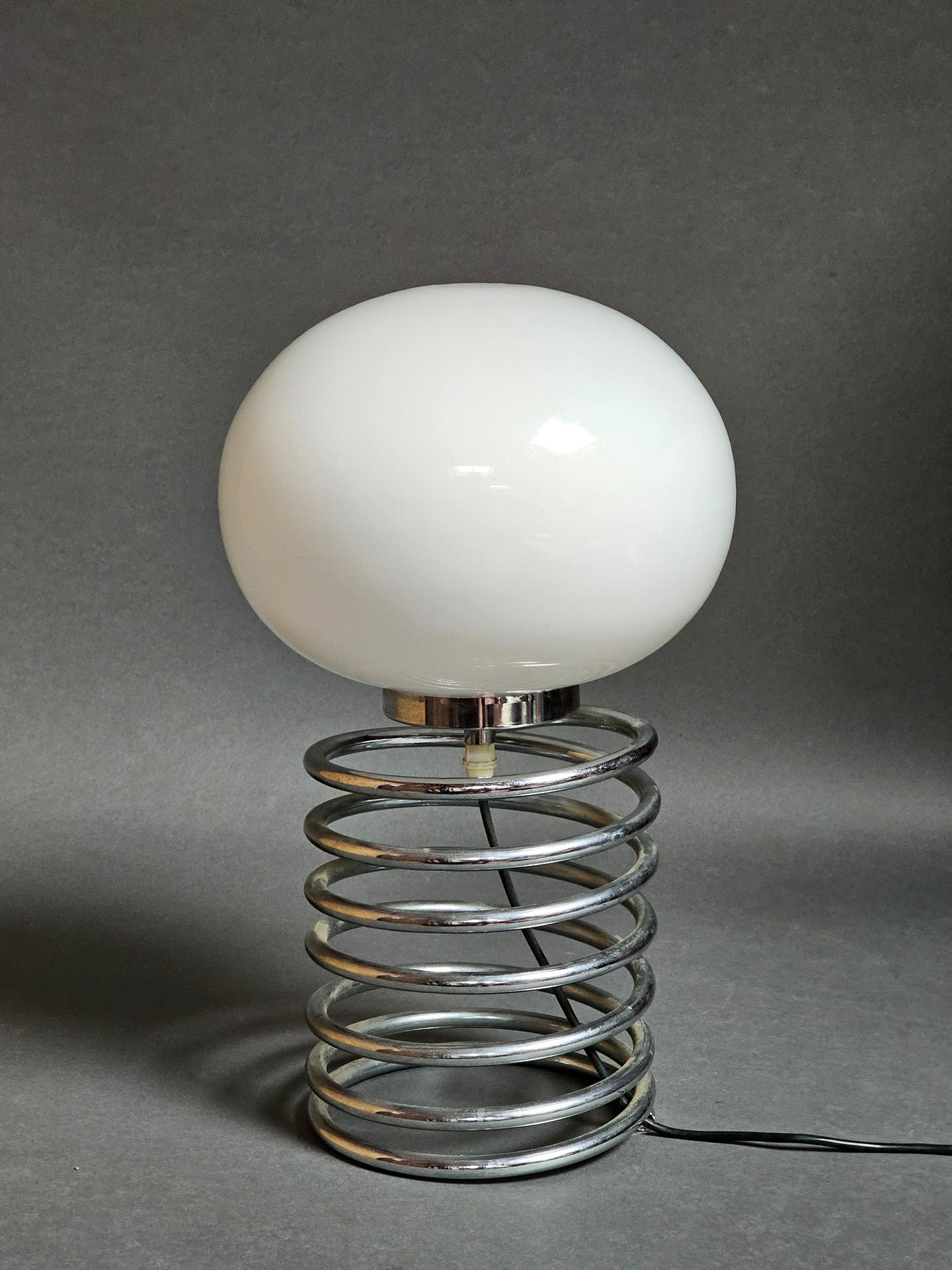 Null Ingo MAURER (1932-2019) Lampe à poser, modèle "Spring" en métal chromé et v&hellip;