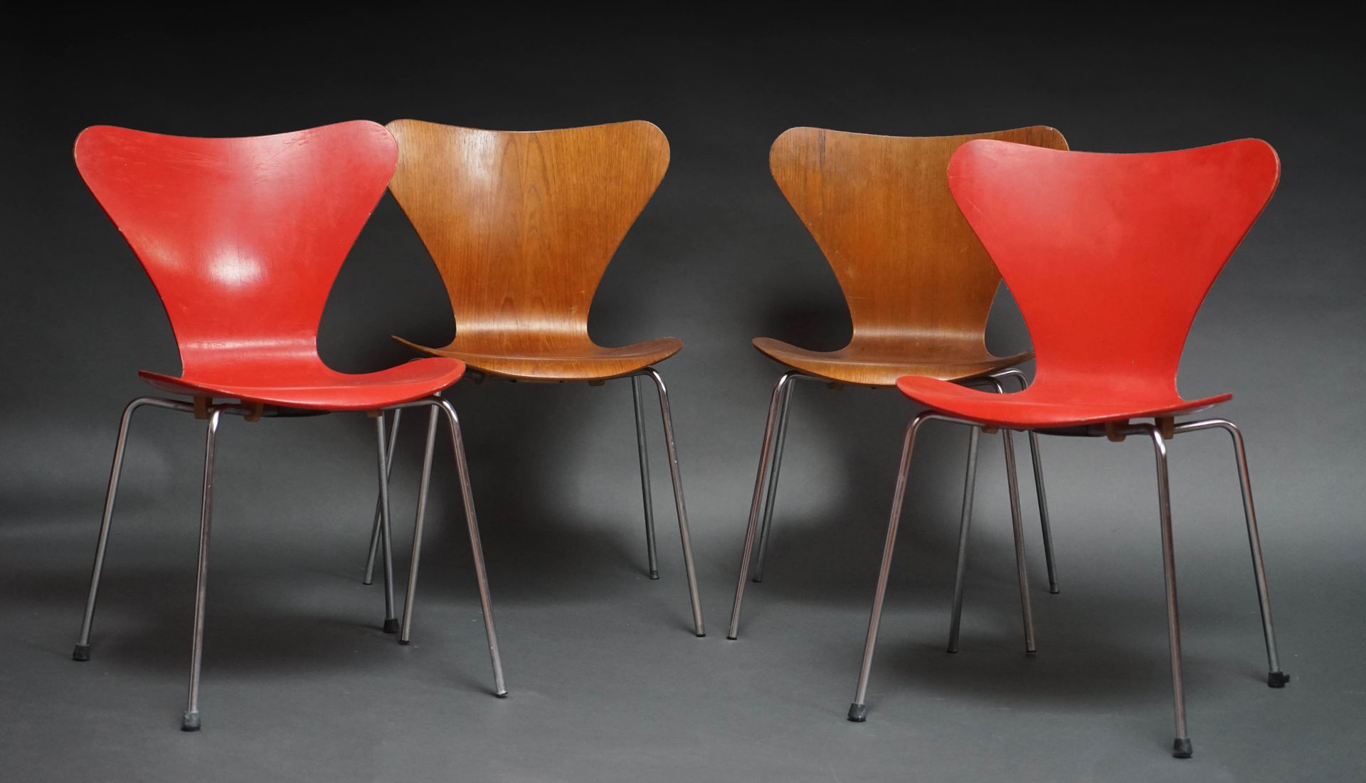 Null 阿纳-雅克布森（1902-1971 年）为弗里茨-汉森设计。两对椅子型号为 3107 或系列 7，其中一把为柚木饰面，另一把为红色漆面，底座为镀铬金属&hellip;