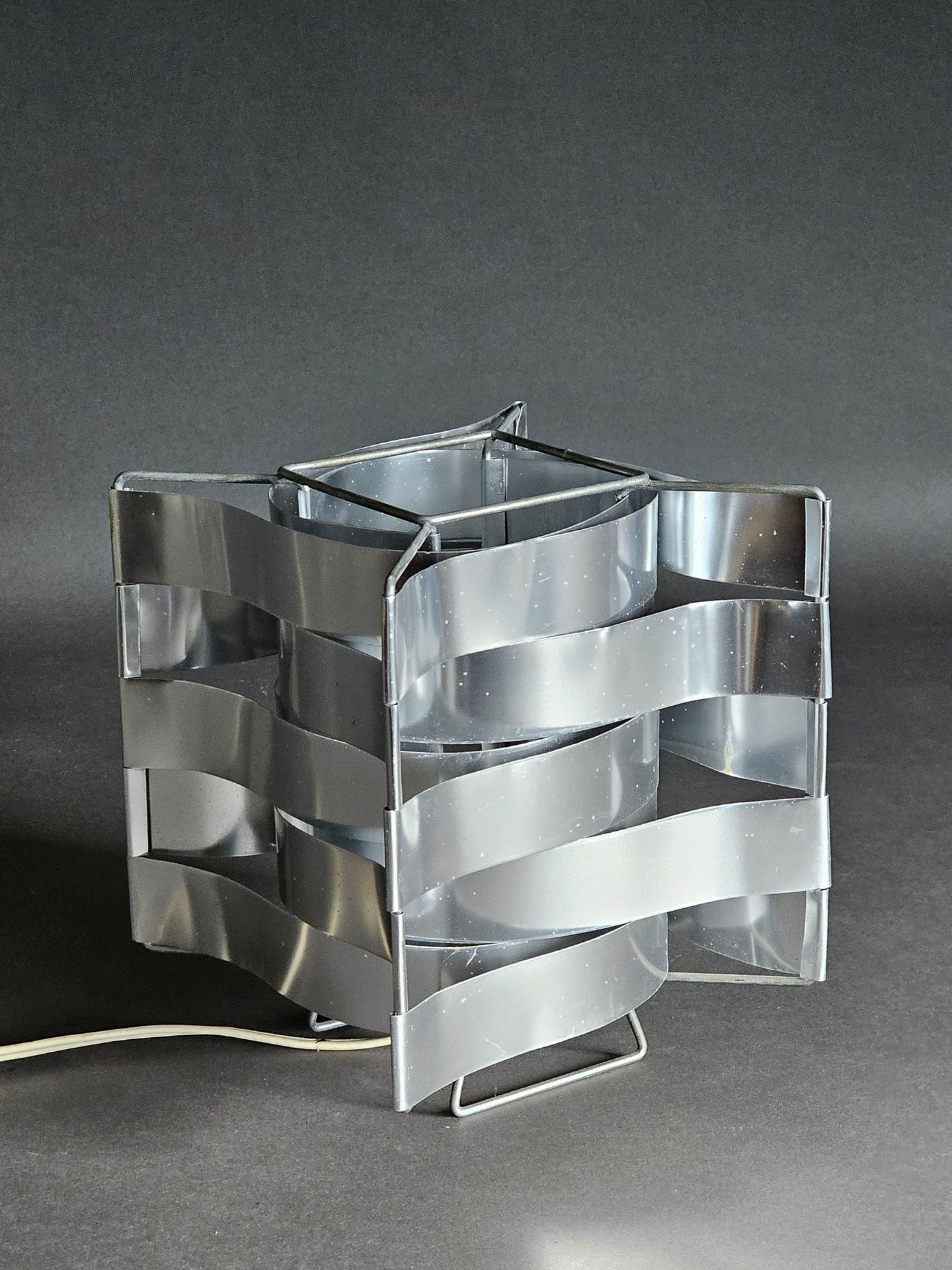 Null Max SAUZE (1933) LAMPE en lamelles d'aluminium de section carrée. H. 20 cm &hellip;