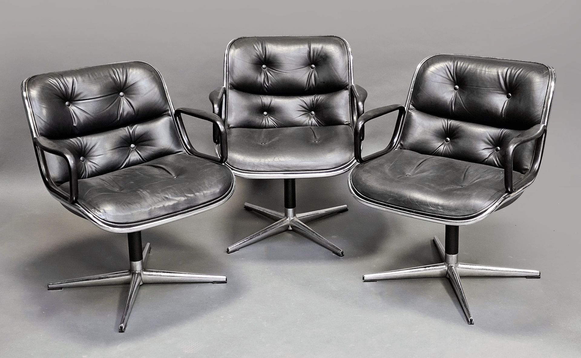 Null 查尔斯-波洛克（Charles POLLOCK，1930-2013 年）铬合金、ABS 和黑色皮革的三把行政椅套件（轻微磨损）。