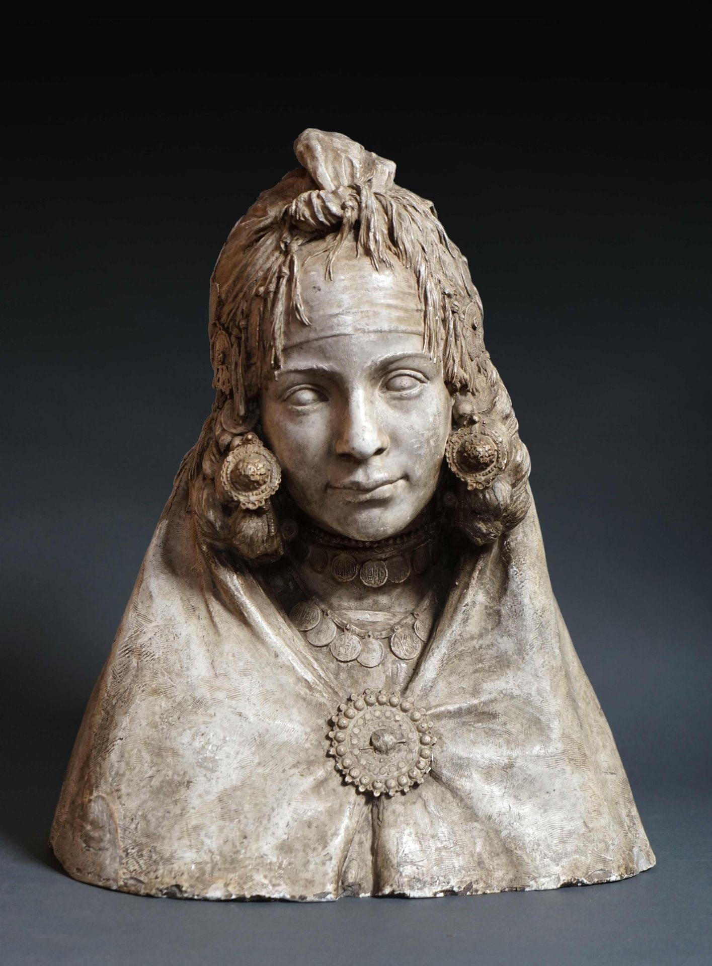 Null 皮埃尔-玛丽-普瓦松（Pierre Marie POISSON，1876-1953 年），青铜石膏像，表现的是一位身着传统服饰的年轻女孩，来自 Oul&hellip;