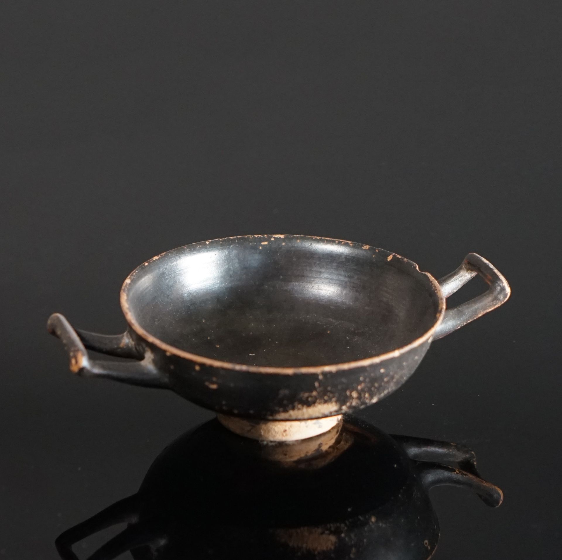 Null SKYPHOS with black glaze and stamped decoration of four palmettes in the ba&hellip;