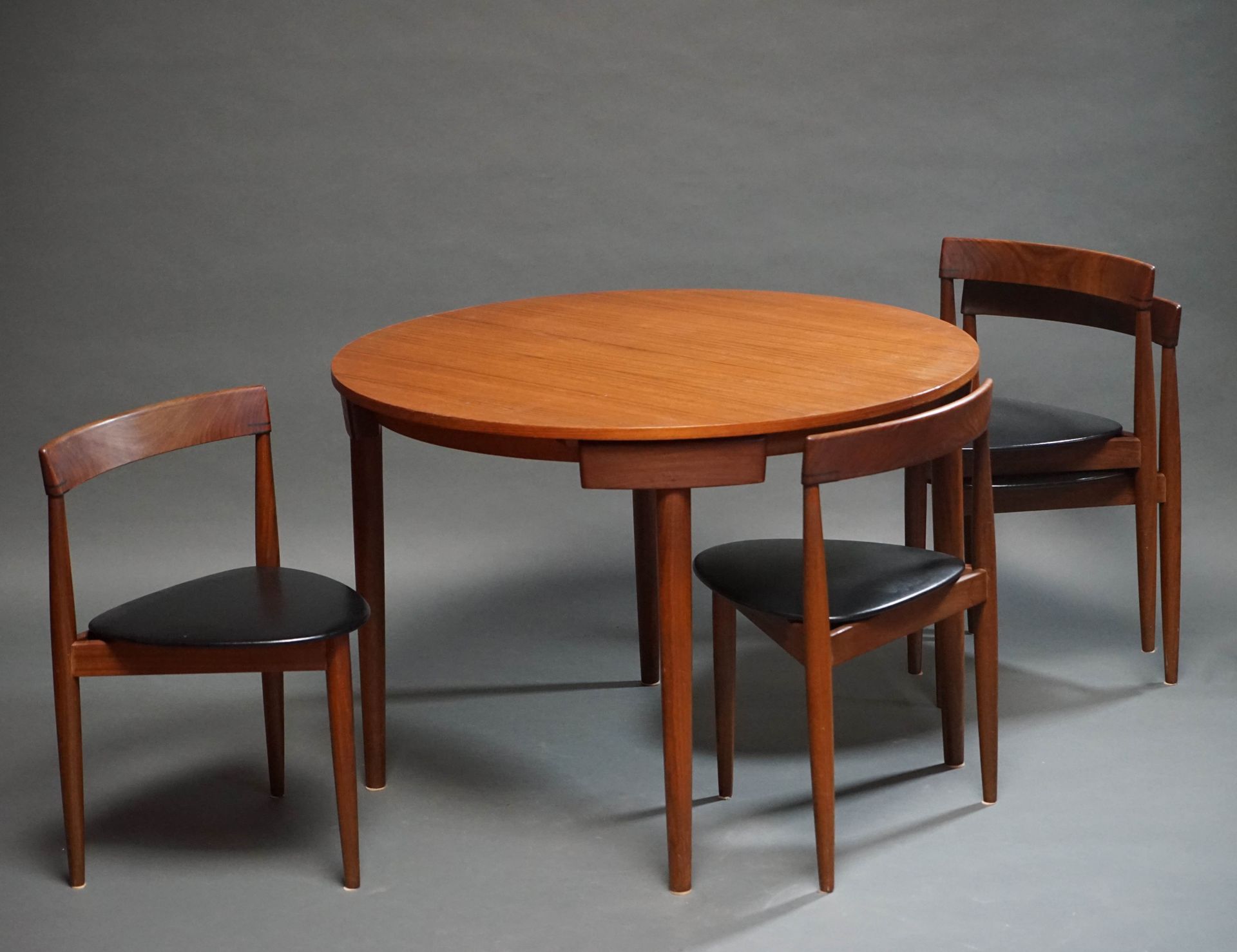 Null 汉斯-奥尔森（Hans OLSEN，1919-1992 年）为 FREM ROLJE 设计。柚木和黑色 Skai 材质的可伸展餐桌及其四个可叠放的三脚&hellip;